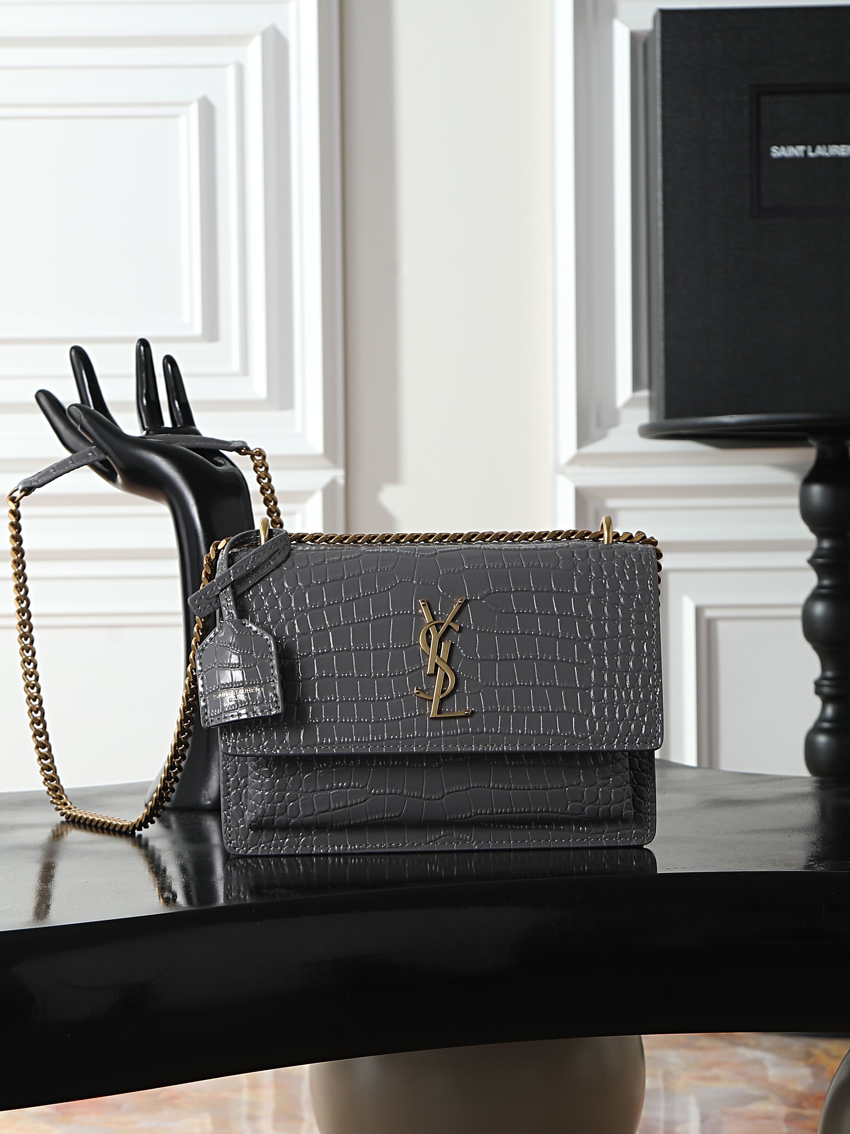 NO:773243,Gray crocodile pattern with gold buckle · sunset 22cm_ Invincible classic sunset bag!  The popularity has not diminished even after such a long time, which shows that it is very popular among people!  High-quality cowhide imported from Italy, ZP molding hardware, pursuing every detail, striving to be infinitely close to genuine products, high quality but not high price, it is better to act now if you are interested!  Size 22x8x16 Model 442906, saint laurent, saint laurent, cowhide19860909灰色鳄鱼纹配金扣· sunset 22cm_ 无敌经典款sunset日落包！出了这么长时间热度依然不减,可见它受人喜欢的程度非同一般！高品质意大利进口牛皮,zp开模五金,追求每一个每一个细节,力求无穷大的接近正品,高品质却不高价,心动不如马上行动！ 尺寸22x8x16 型号442906,圣罗兰,saint laurent,cowhide,Bag