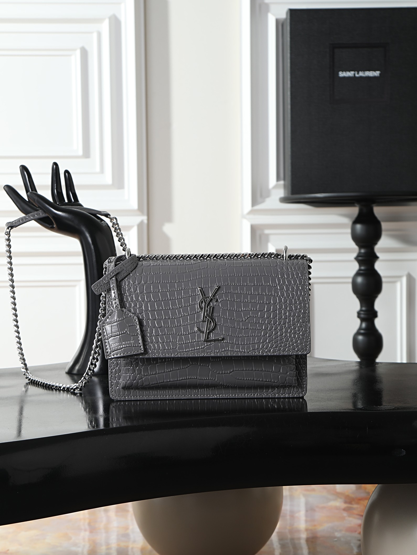 NO:773248,Gray crocodile pattern with silver buckle · sunset 22cm_ Invincible classic sunset bag!  The popularity has not diminished even after such a long time, which shows that it is very popular among people!  High-quality cowhide imported from Italy, ZP molding hardware, pursuing every detail, striving to be infinitely close to genuine products, high quality but not high price, it is better to act now if you are interested!  Size 22x8x16 Model 442906, saint laurent, saint laurent, cowhide19860909灰色鳄鱼纹配银扣· sunset 22cm_ 无敌经典款sunset日落包！出了这么长时间热度依然不减,可见它受人喜欢的程度非同一般！高品质意大利进口牛皮,zp开模五金,追求每一个每一个细节,力求无穷大的接近正品,高品质却不高价,心动不如马上行动！ 尺寸22x8x16 型号442906,圣罗兰,saint laurent,cowhide,Bag