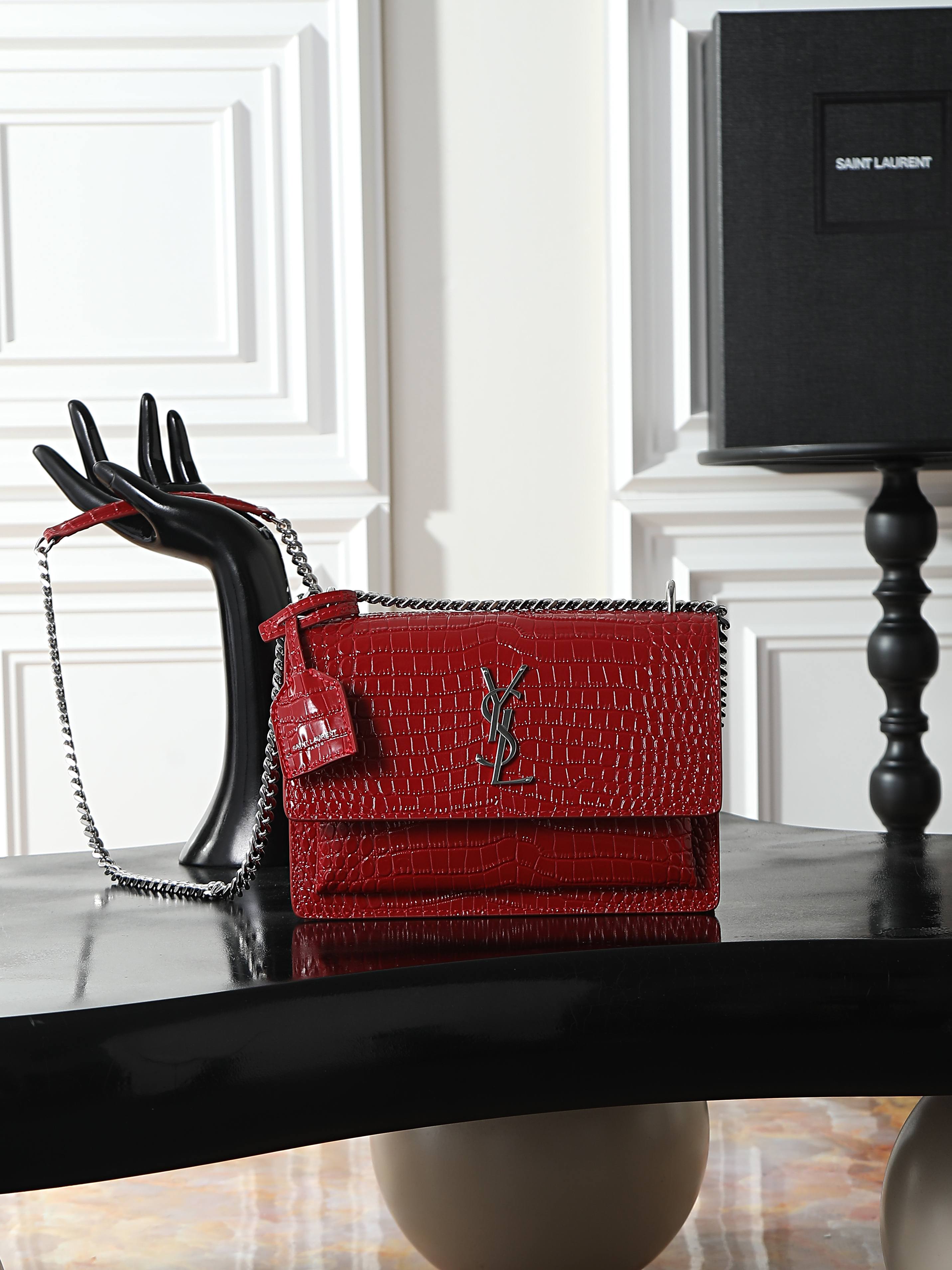 NO:773251,Big red crocodile pattern with silver buckle · sunset 22cm_ Invincible classic sunset bag!  The popularity has not diminished even after such a long time, which shows that it is very popular among people!  High-quality cowhide imported from Italy, ZP molding hardware, pursuing every detail, striving to be infinitely close to genuine products, high quality but not high price, it is better to act now if you are interested!  Size 22x8x16 Model 442906, saint laurent, saint laurent, cowhide19860909大红色鳄鱼纹配银扣· sunset 22cm_ 无敌经典款sunset日落包！出了这么长时间热度依然不减,可见它受人喜欢的程度非同一般！高品质意大利进口牛皮,zp开模五金,追求每一个每一个细节,力求无穷大的接近正品,高品质却不高价,心动不如马上行动！ 尺寸22x8x16 型号442906,圣罗兰,saint laurent,cowhide,Bag