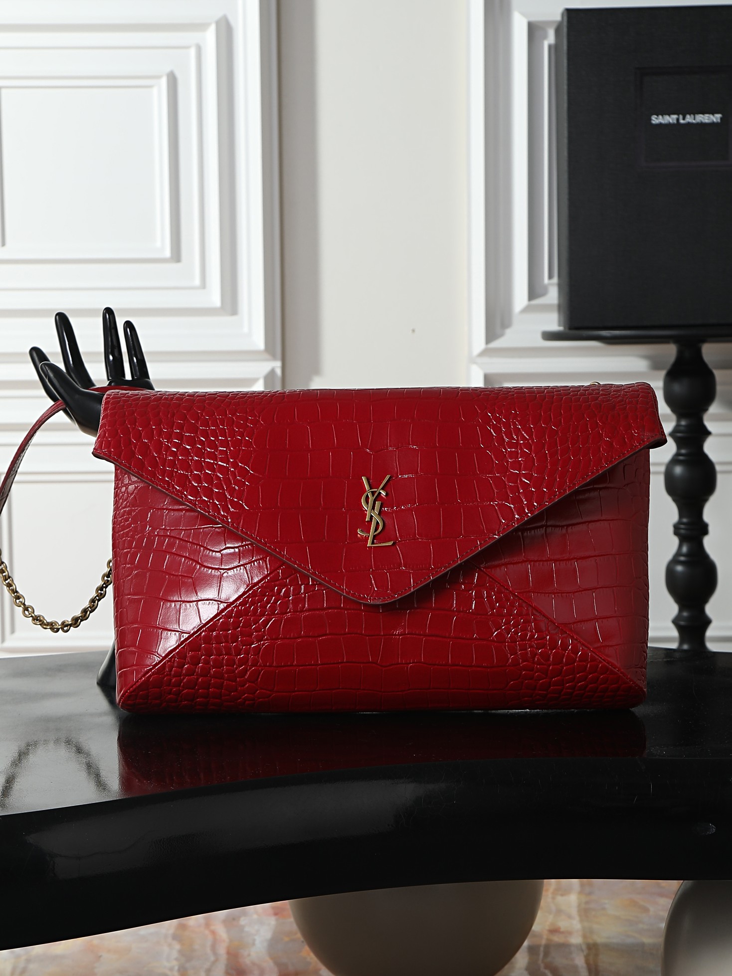 NO:773234,LE envelope-style chain clutch, extra large soft clutch, has a smart personality, fashionable and versatile style, the shoulder strap can be stored, can be carried on the shoulder, or used as a clutch. The hand effect is exquisite and cool, ultra-light weight, and the capacity is nice!  The sheepskin material is soft, delicate and high-end, super durable, full of minimalist style, and the upper body is high-end and cool!  Batch number 841702, size 35×22×3cm, saint laurent, saint laurent, handbag, sheepskin19860909LE 信封式链条手拿包 超大柔软手拿包 个性干练,款式时尚百搭,肩带可收纳,既可肩背,也可以做为手拿包使用.手拿效果精致酷飒,超轻自重,容量 nice！羊皮材质柔软细腻又高级,超耐用,极简风拉满,上身高级又酷飒！批 款号841702 尺寸35×22×3cm,圣罗兰,saint laurent,handbag,sheepskin,Bag