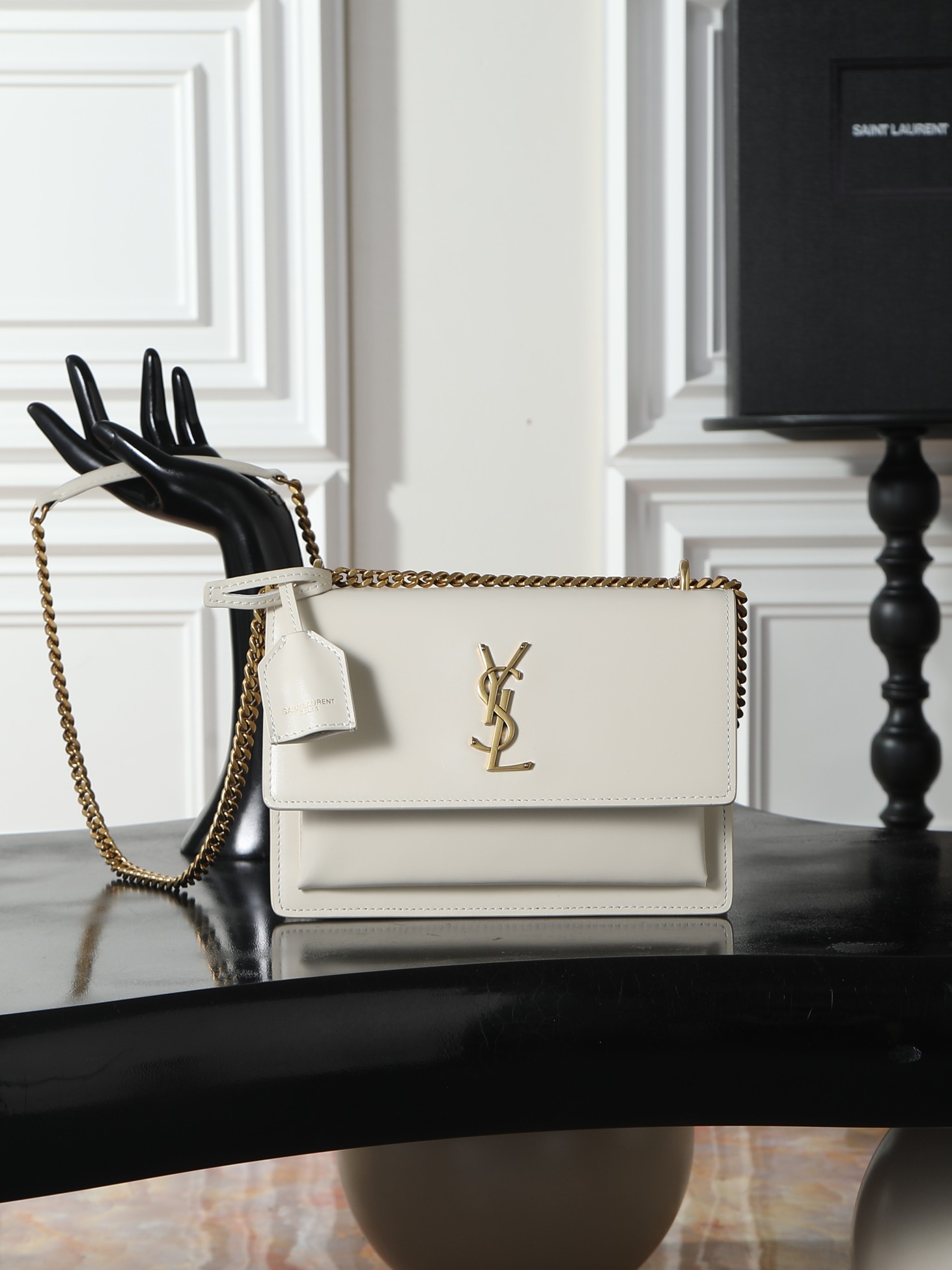 NO:773299,White toothpick pattern with gold buckle · sunset 22cm_ Invincible classic sunset bag!  The popularity has not diminished even after such a long time, which shows that it is very popular among people!  High-quality cowhide imported from Italy, ZP molding hardware, pursuing every detail, striving to be infinitely close to genuine products, high quality but not high price, it is better to act now if you are interested!  Size 22x8x16 Model 442906, saint laurent, saint laurent, cowhide19860909白色牙签纹配金扣· sunset 22cm_ 无敌经典款sunset日落包！出了这么长时间热度依然不减,可见它受人喜欢的程度非同一般！高品质意大利进口牛皮,zp开模五金,追求每一个每一个细节,力求无穷大的接近正品,高品质却不高价,心动不如马上行动！ 尺寸22x8x16 型号442906,圣罗兰,saint laurent,cowhide,Bag