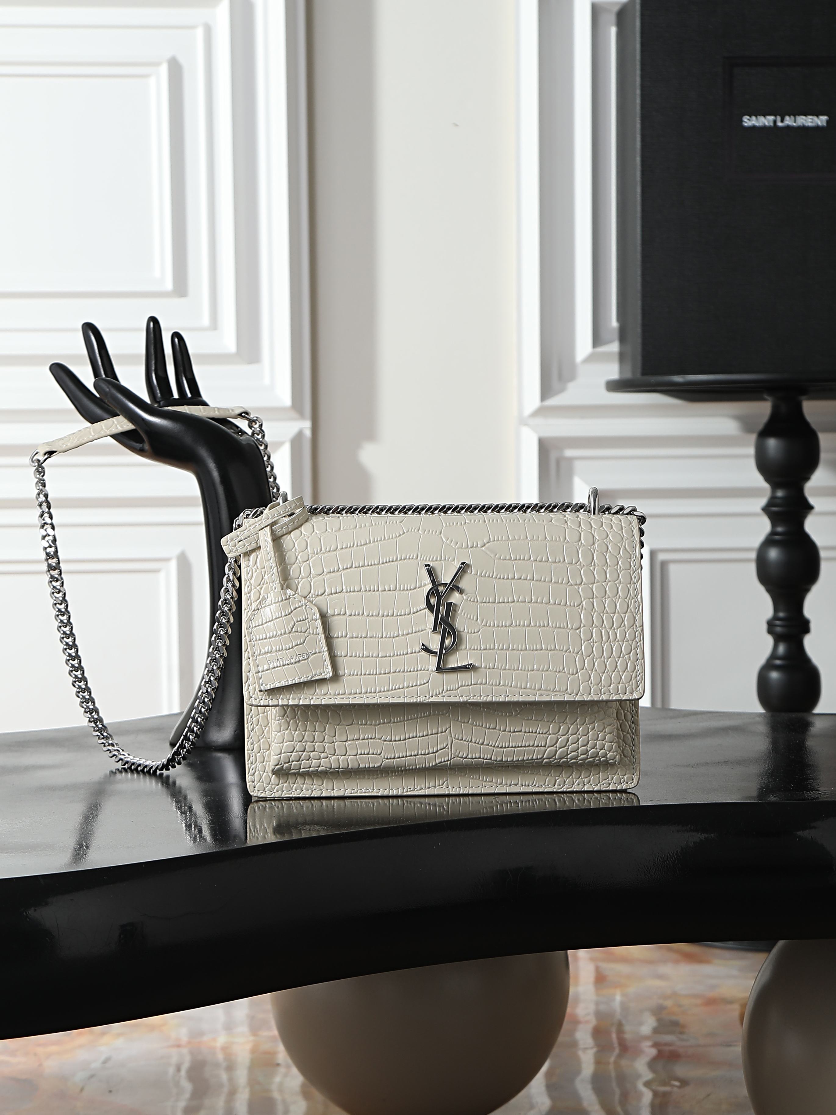 NO:773308,White crocodile pattern with silver buckle · sunset 22cm_ Invincible classic sunset bag!  The popularity has not diminished even after such a long time, which shows that it is very popular among people!  High-quality cowhide imported from Italy, ZP molding hardware, pursuing every detail, striving to be infinitely close to genuine products, high quality but not high price, it is better to act now if you are interested!  Size 22x8x16 Model 442906, saint laurent, saint laurent, cowhide19860909白色鳄鱼纹配银扣· sunset 22cm_ 无敌经典款sunset日落包！出了这么长时间热度依然不减,可见它受人喜欢的程度非同一般！高品质意大利进口牛皮,zp开模五金,追求每一个每一个细节,力求无穷大的接近正品,高品质却不高价,心动不如马上行动！ 尺寸22x8x16 型号442906,圣罗兰,saint laurent,cowhide,Bag