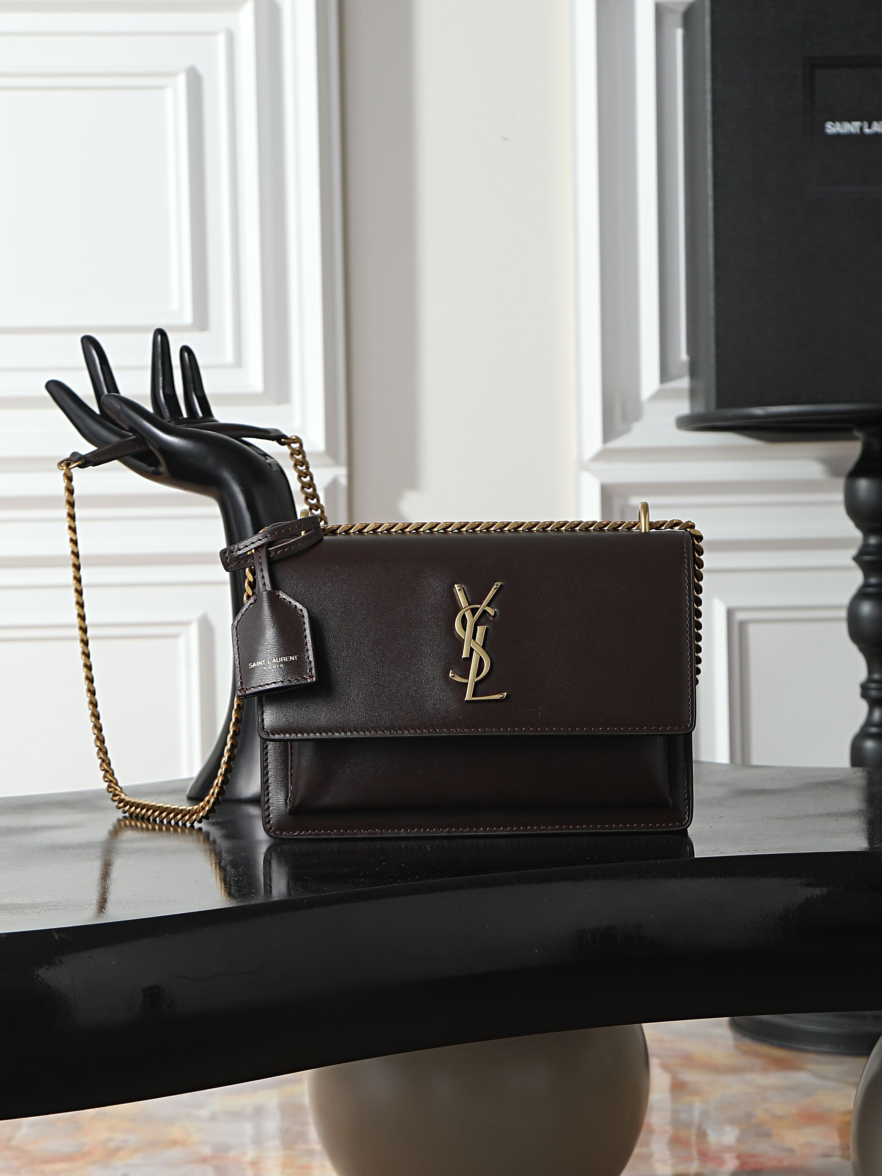 NO:773265,Brown toothpick pattern with gold buckle · sunset 22cm_ Invincible classic sunset bag!  The popularity has not diminished even after such a long time, which shows that it is very popular among people!  High-quality cowhide imported from Italy, ZP molding hardware, pursuing every detail, striving to be infinitely close to genuine products, high quality but not high price, it is better to act now if you are interested!  Size 22x8x16 Model 442906, saint laurent, saint laurent, cowhide19860909咖啡色牙签纹配金扣· sunset 22cm_ 无敌经典款sunset日落包！出了这么长时间热度依然不减,可见它受人喜欢的程度非同一般！高品质意大利进口牛皮,zp开模五金,追求每一个每一个细节,力求无穷大的接近正品,高品质却不高价,心动不如马上行动！ 尺寸22x8x16 型号442906,圣罗兰,saint laurent,cowhide,Bag