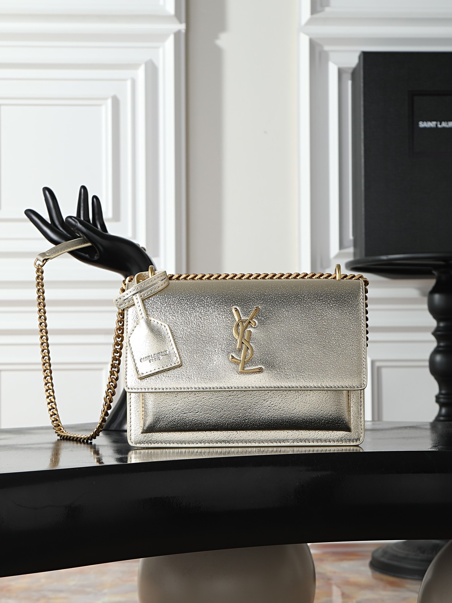 NO:773275,Golden diamond pattern with gold buckle · sunset 22cm_ Invincible classic sunset bag!  The popularity has not diminished even after such a long time, which shows that it is very popular among people!  High-quality cowhide imported from Italy, ZP molding hardware, pursuing every detail, striving to be infinitely close to genuine products, high quality but not high price, it is better to act now if you are interested!  Size 22x8x16 Model 442906, saint laurent, saint laurent, cowhide19860909金色钻石纹配金扣· sunset 22cm_ 无敌经典款sunset日落包！出了这么长时间热度依然不减,可见它受人喜欢的程度非同一般！高品质意大利进口牛皮,zp开模五金,追求每一个每一个细节,力求无穷大的接近正品,高品质却不高价,心动不如马上行动！ 尺寸22x8x16 型号442906,圣罗兰,saint laurent,cowhide,Bag