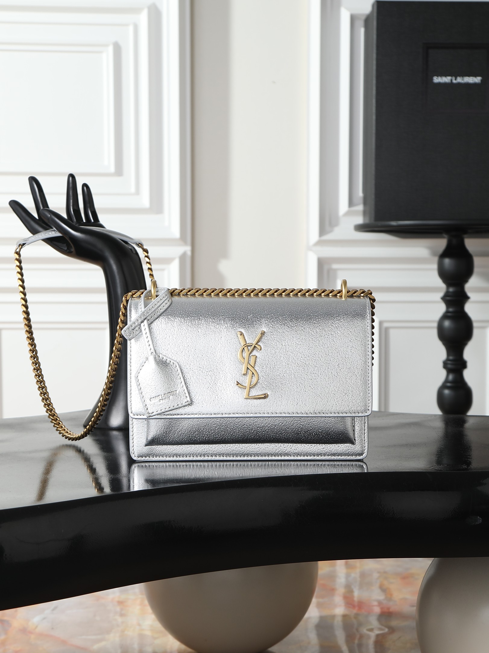 NO:773280,Silver diamond pattern with gold buckle · sunset 22cm_ Invincible classic sunset bag!  The popularity has not diminished even after such a long time, which shows that it is very popular among people!  High-quality cowhide imported from Italy, ZP molding hardware, pursuing every detail, striving to be infinitely close to genuine products, high quality but not high price, it is better to act now if you are interested!  Size 22x8x16 Model 442906, saint laurent, saint laurent, cowhide19860909银色钻石纹配金扣· sunset 22cm_ 无敌经典款sunset日落包！出了这么长时间热度依然不减,可见它受人喜欢的程度非同一般！高品质意大利进口牛皮,zp开模五金,追求每一个每一个细节,力求无穷大的接近正品,高品质却不高价,心动不如马上行动！ 尺寸22x8x16 型号442906,圣罗兰,saint laurent,cowhide,Bag
