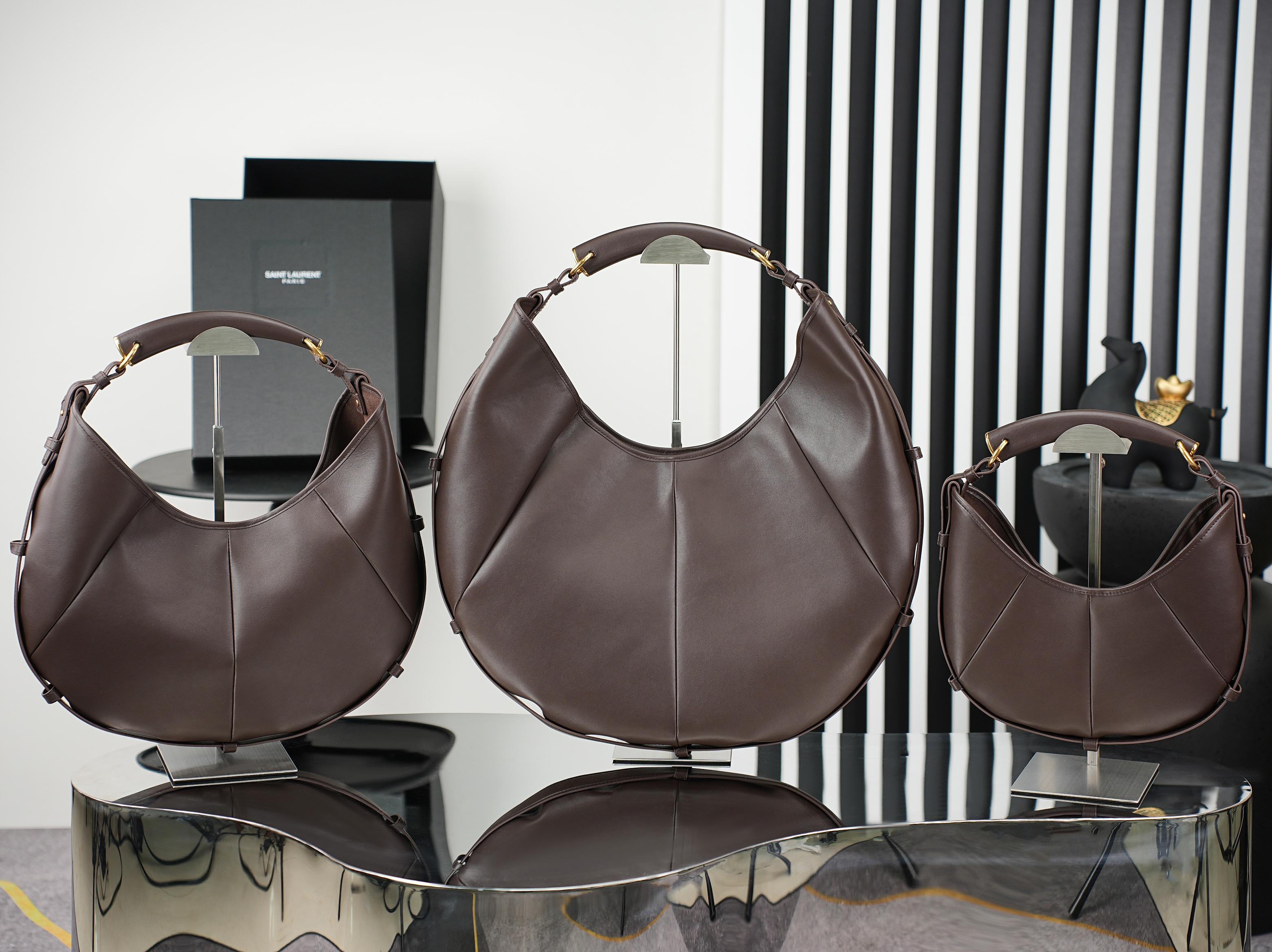 NO:895007,YSL Mombasa handbag, the crescent shape is very recognizable, the black leather texture is perfect, and the metal details are embellished, it is simple and high-end. It has a large capacity and can be worn for daily commuting. It can be carried on the shoulder or shoulder, and it is versatile regardless of clothes!  Inspired by the golden age of the millennium, it is both retro and modern. Fashionistas love it. It is a super popular item in the YSL family!  Batch model 851432 size 20-27x15-22x3cm, saint laurent, saint laurent, saint laurent, louis vuitton, gold19860909YSL Mombasa手袋,新月造型超有辨识度,黑色皮革质感满分,金属细节点缀,简约又高级.容量大,通勤日常都能装,手提肩背都OK,百搭不挑衣服！灵感来自千禧黄金年代,复古与现代感兼具,时髦精们都爱它,是YSL家超火的热门单品！批 型号851432 尺寸20-27x15-22x3cm,圣罗兰,saint laurent,saint laurent,louis vuitton,gold,Bag