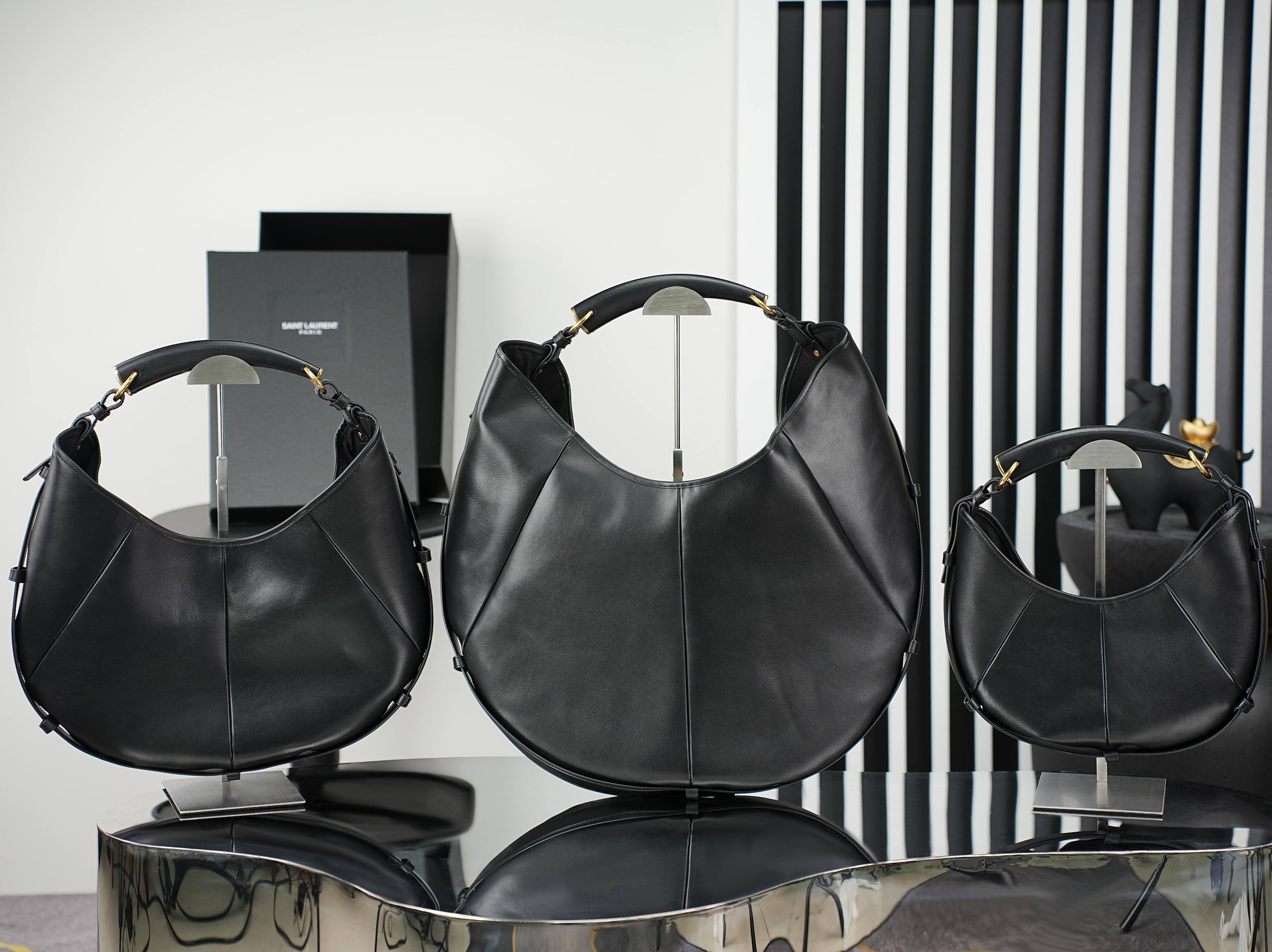 NO:895039,YSL Mombasa handbag, the crescent shape is very recognizable, the black leather texture is perfect, and the metal details are embellished, it is simple and high-end. It has a large capacity and can be worn for daily commuting. It can be carried on the shoulder or shoulder, and it is versatile regardless of clothes!  Inspired by the golden age of the millennium, it is both retro and modern. Fashionistas love it. 841697 is a super popular item of YSL!  Batch model 848811 size 24-48x31-44x3cm, saint laurent, saint laurent, saint laurent, louis vuitton, gold19860909YSL Mombasa手袋,新月造型超有辨识度,黑色皮革质感满分,金属细节点缀,简约又高级.容量大,通勤日常都能装,手提肩背都OK,百搭不挑衣服！灵感来自千禧黄金年代,复古与现代感兼具,时髦精们都爱它,841697是YSL家超火的热门单品！批 型号848811 尺寸24-48x31-44x3cm,圣罗兰,saint laurent,saint laurent,louis vuitton,gold,Bag