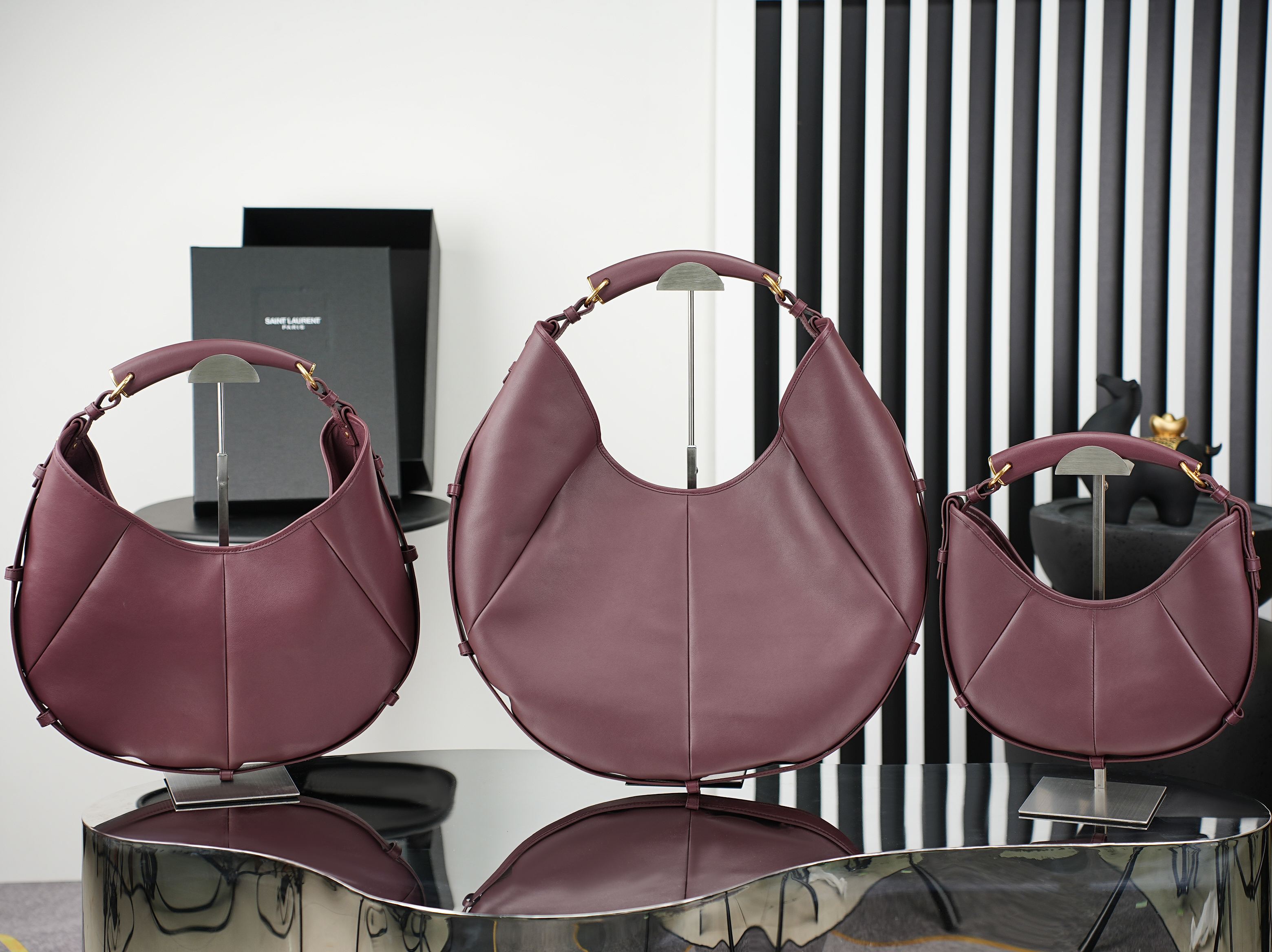 NO:895003,YSL Mombasa handbag, the crescent shape is very recognizable, the black leather texture is perfect, and the metal details are embellished, it is simple and high-end. It has a large capacity and can be worn for daily commuting. It can be carried on the shoulder or shoulder, and it is versatile regardless of clothes!  Inspired by the golden age of the millennium, it is both retro and modern. Fashionistas love it. 841697 is a super popular item of YSL!  Batch model 848811 size 24-48x31-44x3cm, saint laurent, saint laurent, saint laurent, louis vuitton, gold19860909YSL Mombasa手袋,新月造型超有辨识度,黑色皮革质感满分,金属细节点缀,简约又高级.容量大,通勤日常都能装,手提肩背都OK,百搭不挑衣服！灵感来自千禧黄金年代,复古与现代感兼具,时髦精们都爱它,841697是YSL家超火的热门单品！批 型号848811 尺寸24-48x31-44x3cm,圣罗兰,saint laurent,saint laurent,louis vuitton,gold,Bag