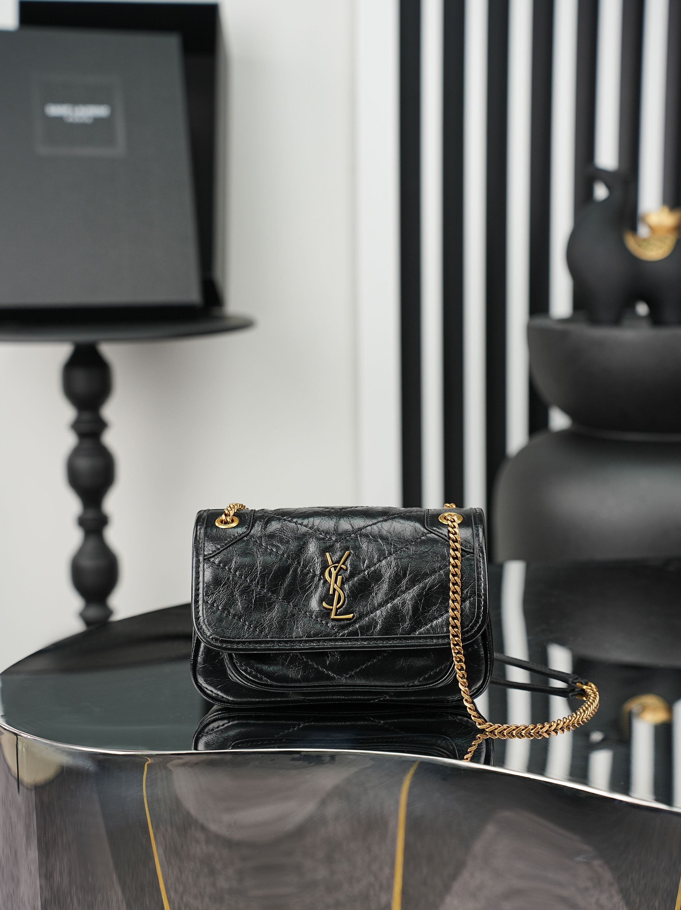 NO:812871,Original order, quantity and price. Black gold buckle oil wax leather · 18cm. Niki's design is inspired by the Y family's classic smoking attire. The overall style is cool and casual. The body of the bag is made of oil wax calfskin, with a natural wrinkled texture that gives it a retro feel, and is wear-resistant and durable!  Iconic metal logo, retro and distressed texture, low-key and high-end, as if silently telling the brand's fashion attitude. Size 18×12.5×5cm Model 846087-1 black gold, saint laurent, saint laurent, cowhide19860909原单跑量价批 黑色金扣油蜡皮· 18cm Niki的设计灵感源自Y家经典的吸烟装 整体风格酷飒又随性.包身采用油蜡小牛皮,天然的抓皱纹理自带复古感,耐磨耐造！标志性的金属logo,复古做旧质感,低调又高级,仿佛在无声诉说着品牌的时尚态度 尺寸18×12.5×5cm 型号846087-1黑金,圣罗兰,saint laurent,cowhide,Bag