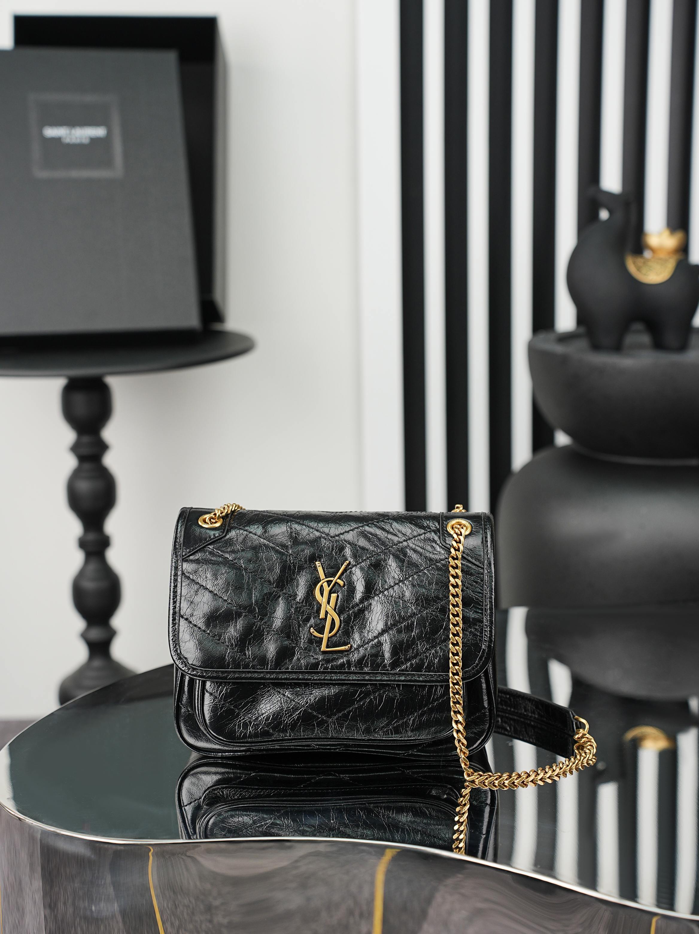 NO:812877,Original order, quantity and price. Black gold buckle oil wax leather · 22cm. Niki's design is inspired by the Y family's classic smoking attire. The overall style is cool and casual. The body of the bag is made of oil wax calfskin, with a natural wrinkled texture that gives it a retro feel, and is wear-resistant and durable!  Iconic metal logo, retro and distressed texture, low-key and high-end, as if silently telling the brand's fashion attitude. Size 22×16.5×12cm Model 633185-1 black gold, saint laurent, saint laurent, cowhide19860909原单跑量价批 黑色金扣油蜡皮· 22cm Niki的设计灵感源自Y家经典的吸烟装 整体风格酷飒又随性.包身采用油蜡小牛皮,天然的抓皱纹理自带复古感,耐磨耐造！标志性的金属logo,复古做旧质感,低调又高级,仿佛在无声诉说着品牌的时尚态度 尺寸22×16.5×12cm 型号633185-1黑金,圣罗兰,saint laurent,cowhide,Bag