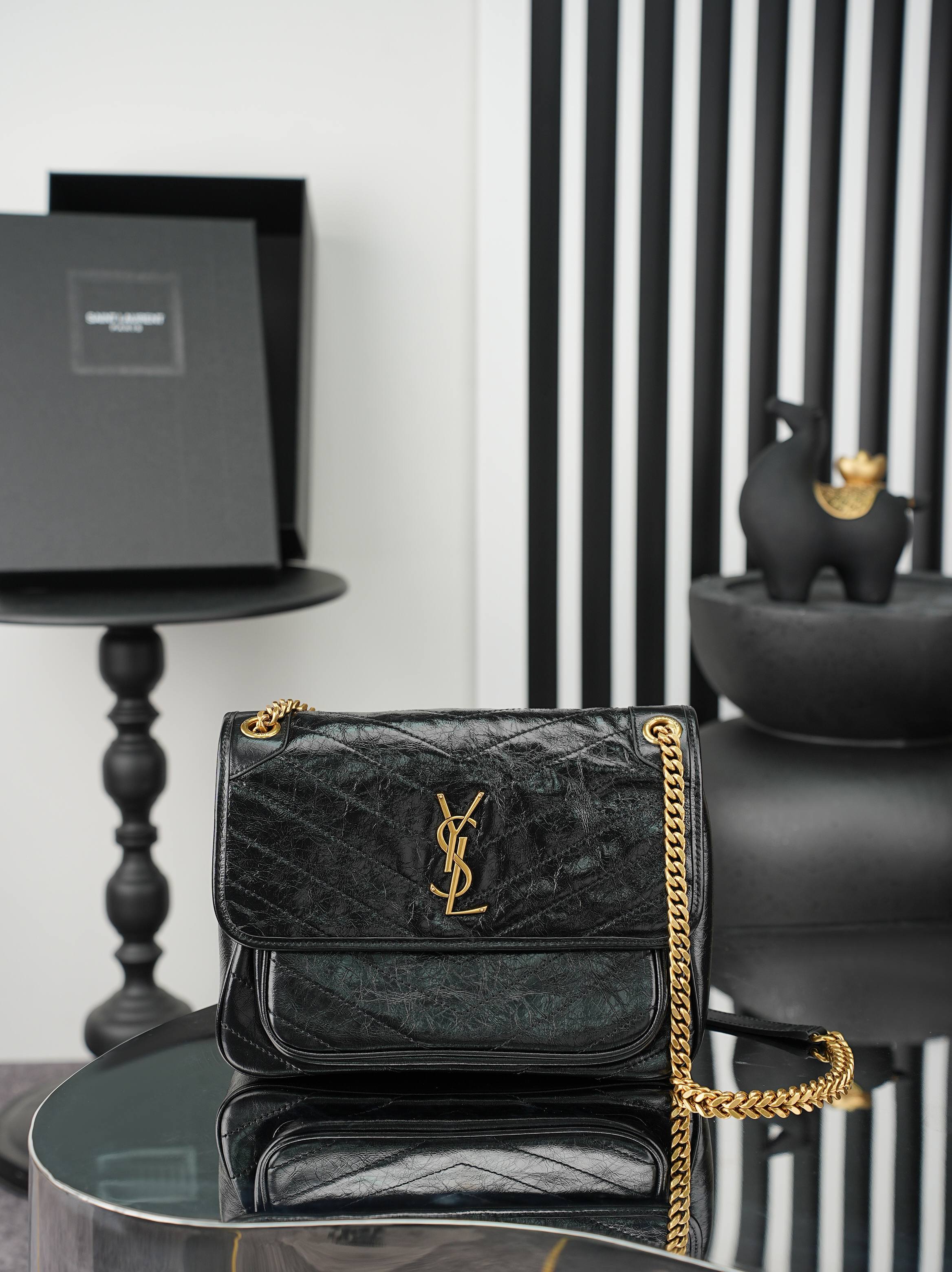 NO:812882,Original order, quantity and price. Black gold buckle oil-waxed leather · 28cm. Niki's design is inspired by the Y family's classic smoking attire. The overall style is cool and casual. The body of the bag is made of oil-waxed calfskin, with a natural wrinkled texture that gives it a retro feel, and is wear-resistant and durable!  Iconic metal logo, retro and distressed texture, low-key and high-end, as if silently telling the brand's fashion attitude. Size 28×20×8cm Model 633184-1 black gold, saint laurent, saint laurent, cowhide19860909原单跑量价批 黑色金扣油蜡皮· 28cm Niki的设计灵感源自Y家经典的吸烟装 整体风格酷飒又随性.包身采用油蜡小牛皮,天然的抓皱纹理自带复古感,耐磨耐造！标志性的金属logo,复古做旧质感,低调又高级,仿佛在无声诉说着品牌的时尚态度 尺寸28×20×8cm 型号633184-1黑金,圣罗兰,saint laurent,cowhide,Bag