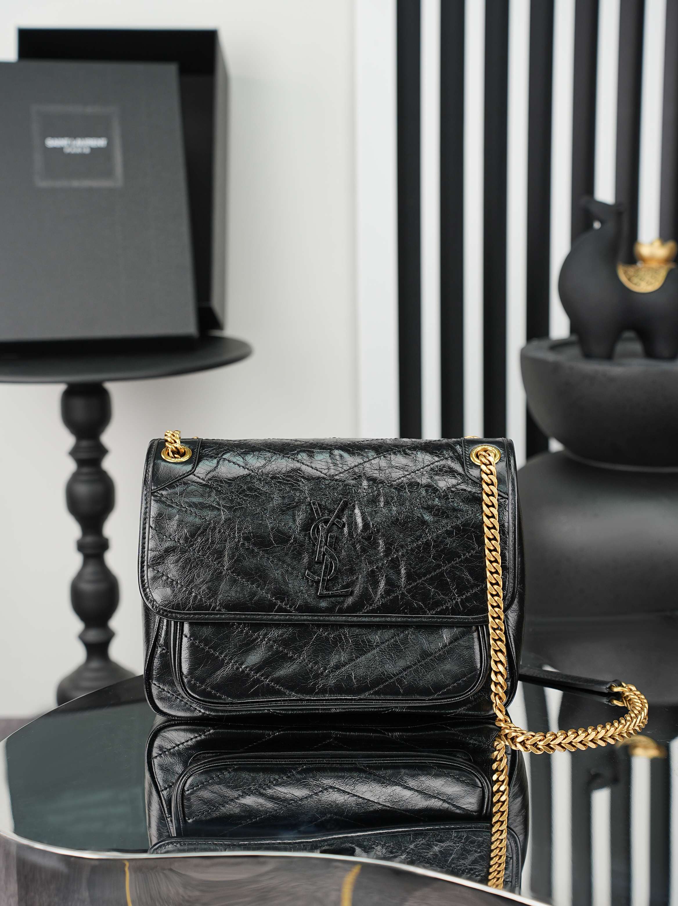 NO:812895,Original order, quantity and price. Black gold buckle oil-waxed leather · 28cm. Niki's design is inspired by the Y family's classic smoking attire. The overall style is cool and casual. The body of the bag is made of oil-waxed calfskin, with a natural wrinkled texture that gives it a retro feel, and is wear-resistant and durable!  The iconic metal logo, with a vintage and distressed texture, is low-key and high-end, as if silently telling the brand's fashion attitude!  633158 Size 28×20×8cm Model 498894-1, saint laurent, saint laurent, cowhide19860909原单跑量价批 黑色金扣油蜡皮· 28cm Niki的设计灵感源自Y家经典的吸烟装 整体风格酷飒又随性.包身采用油蜡小牛皮,天然的抓皱纹理自带复古感,耐磨耐造！标志性的金属logo,复古做旧质感,低调又高级,仿佛在无声诉说着品牌的时尚态度！633158 尺寸28×20×8cm 型号498894-1,圣罗兰,saint laurent,cowhide,Bag