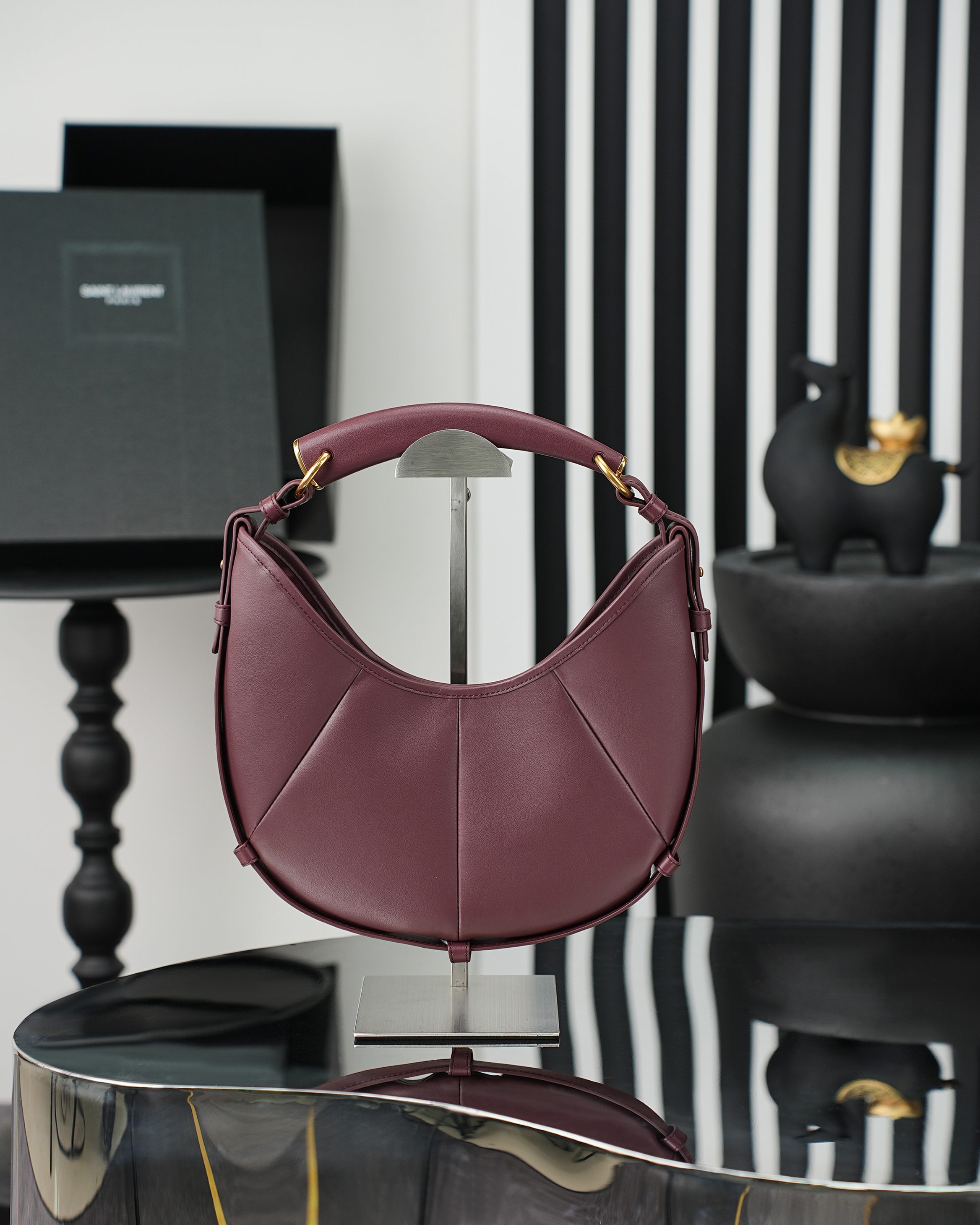 NO:894993,YSL Mombasa handbag, the crescent shape is very recognizable, the black leather texture is perfect, and the metal details are embellished, it is simple and high-end. It has a large capacity and can be worn for daily commuting. It can be carried on the shoulder or shoulder, and it is versatile regardless of clothes!  Inspired by the golden age of the millennium, it is both retro and modern. Fashionistas love it. It is a super popular item in the YSL family!  Batch model 851432 size 20-27x15-22x3cm, saint laurent, saint laurent, saint laurent, louis vuitton, gold19860909YSL Mombasa手袋,新月造型超有辨识度,黑色皮革质感满分,金属细节点缀,简约又高级.容量大,通勤日常都能装,手提肩背都OK,百搭不挑衣服！灵感来自千禧黄金年代,复古与现代感兼具,时髦精们都爱它,是YSL家超火的热门单品！批 型号851432 尺寸20-27x15-22x3cm,圣罗兰,saint laurent,saint laurent,louis vuitton,gold,Bag