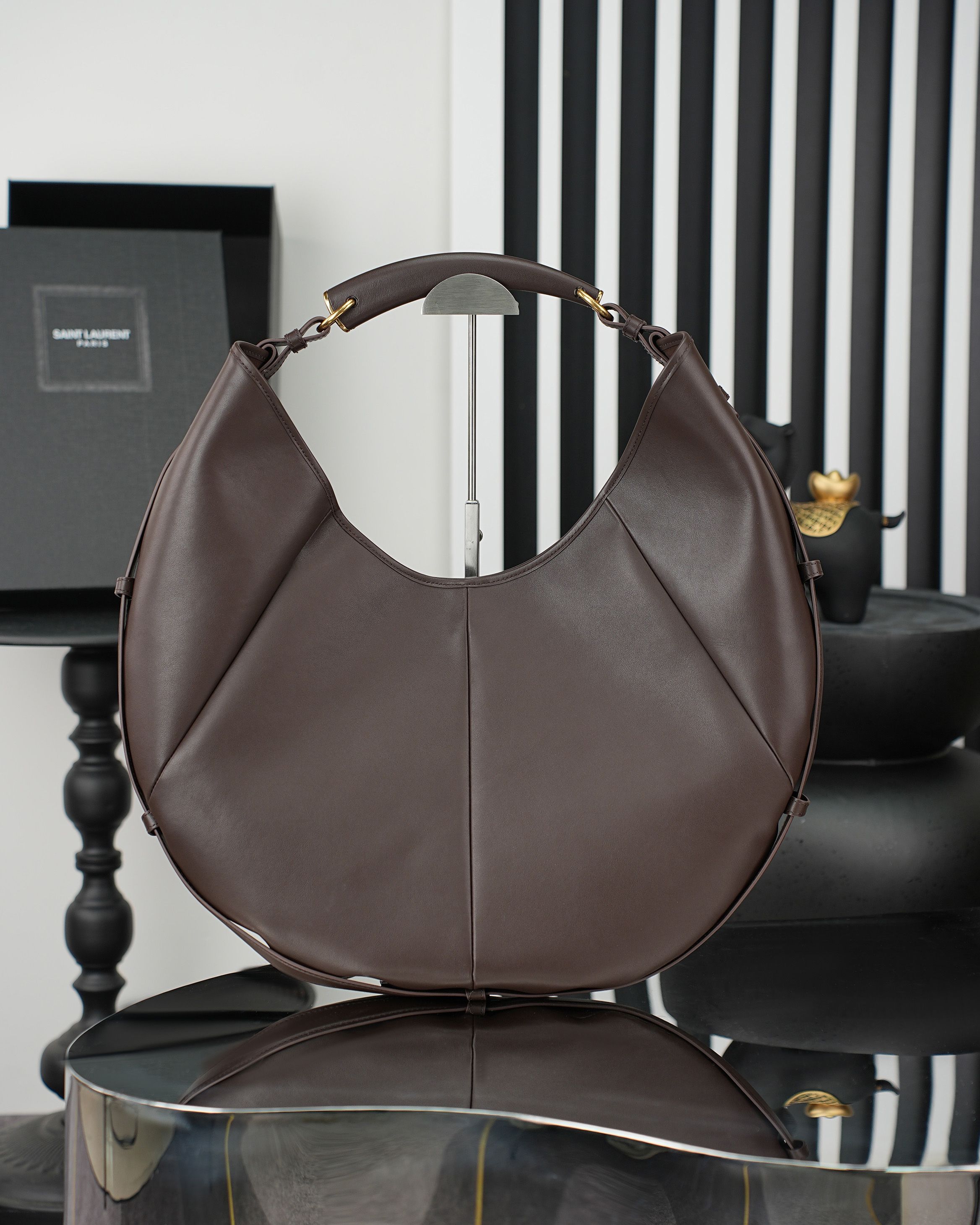 NO:895019,YSL Mombasa handbag, the crescent shape is very recognizable, the black leather texture is perfect, and the metal details are embellished, it is simple and high-end. It has a large capacity and can be worn for daily commuting. It can be carried on the shoulder or shoulder, and it is versatile regardless of clothes!  Inspired by the golden age of the millennium, it is both retro and modern. Fashionistas love it. 841697 is a super popular item of YSL!  Batch model 848811 size 24-48x31-44x3cm, saint laurent, saint laurent, saint laurent, louis vuitton, gold19860909YSL Mombasa手袋,新月造型超有辨识度,黑色皮革质感满分,金属细节点缀,简约又高级.容量大,通勤日常都能装,手提肩背都OK,百搭不挑衣服！灵感来自千禧黄金年代,复古与现代感兼具,时髦精们都爱它,841697是YSL家超火的热门单品！批 型号848811 尺寸24-48x31-44x3cm,圣罗兰,saint laurent,saint laurent,louis vuitton,gold,Bag