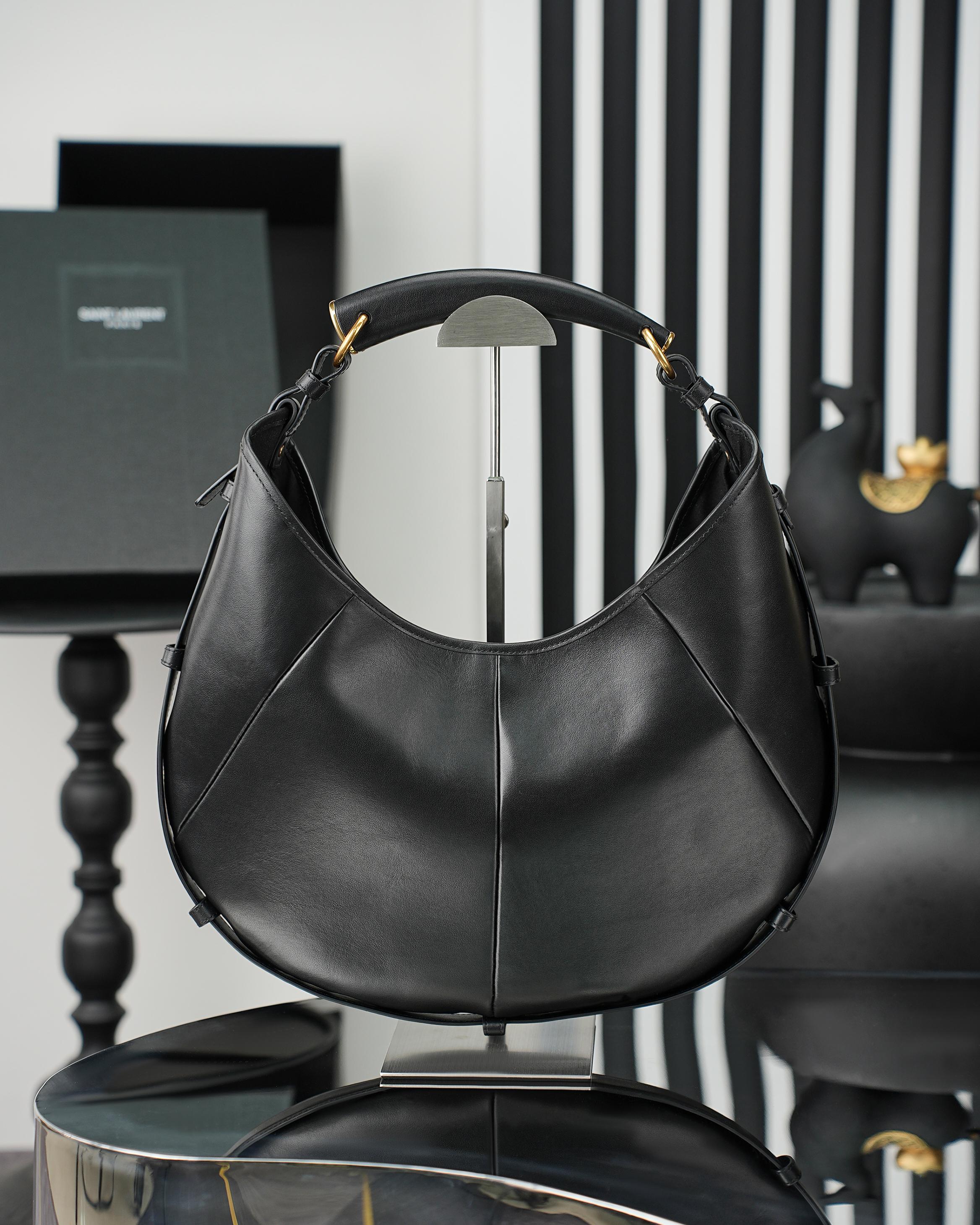 NO:895032,YSL Mombasa handbag, the crescent shape is very recognizable, the black leather texture is perfect, and the metal details are embellished, it is simple and high-end. It has a large capacity and can be worn for daily commuting. It can be carried on the shoulder or shoulder, and it is versatile regardless of clothes!  Inspired by the golden age of the millennium, it is both retro and modern. Fashionistas love it. It is a super popular item in the YSL family!  Batch model 862029 size 24-40x24-33x3cm, saint laurent, saint laurent, saint laurent, louis vuitton, gold19860909YSL Mombasa手袋,新月造型超有辨识度,黑色皮革质感满分,金属细节点缀,简约又高级.容量大,通勤日常都能装,手提肩背都OK,百搭不挑衣服！灵感来自千禧黄金年代,复古与现代感兼具,时髦精们都爱它,是YSL家超火的热门单品！批 型号862029 尺寸24-40x24-33x3cm,圣罗兰,saint laurent,saint laurent,louis vuitton,gold,Bag
