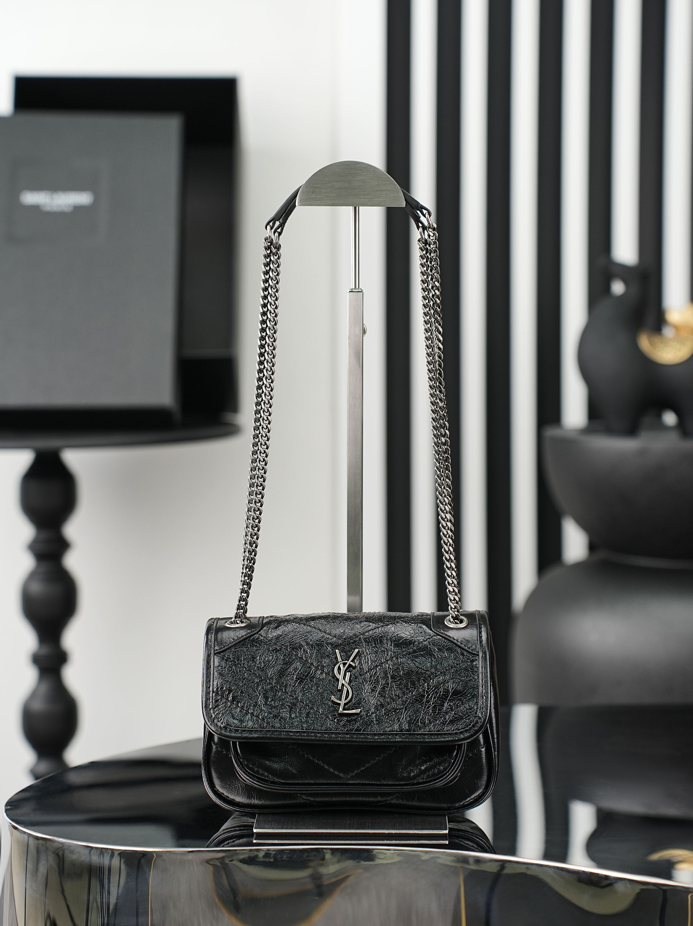 NO:812865,Original order, quantity and price. Black silver buckle oil wax leather · 18cm. Niki's design is inspired by the Y family's classic smoking attire. The overall style is cool and casual. The body of the bag is made of oil wax calfskin, with a natural wrinkled texture that gives it a retro feel, and is wear-resistant and durable!  Iconic metal logo, retro and distressed texture, low-key and high-end, as if silently telling the brand's fashion attitude. Size 18×12.5×5cm Model 846087-1 black gold, saint laurent, saint laurent, cowhide19860909原单跑量价批 黑色银扣油蜡皮· 18cm Niki的设计灵感源自Y家经典的吸烟装 整体风格酷飒又随性.包身采用油蜡小牛皮,天然的抓皱纹理自带复古感,耐磨耐造！标志性的金属logo,复古做旧质感,低调又高级,仿佛在无声诉说着品牌的时尚态度 尺寸18×12.5×5cm 型号846087-1黑金,圣罗兰,saint laurent,cowhide,Bag