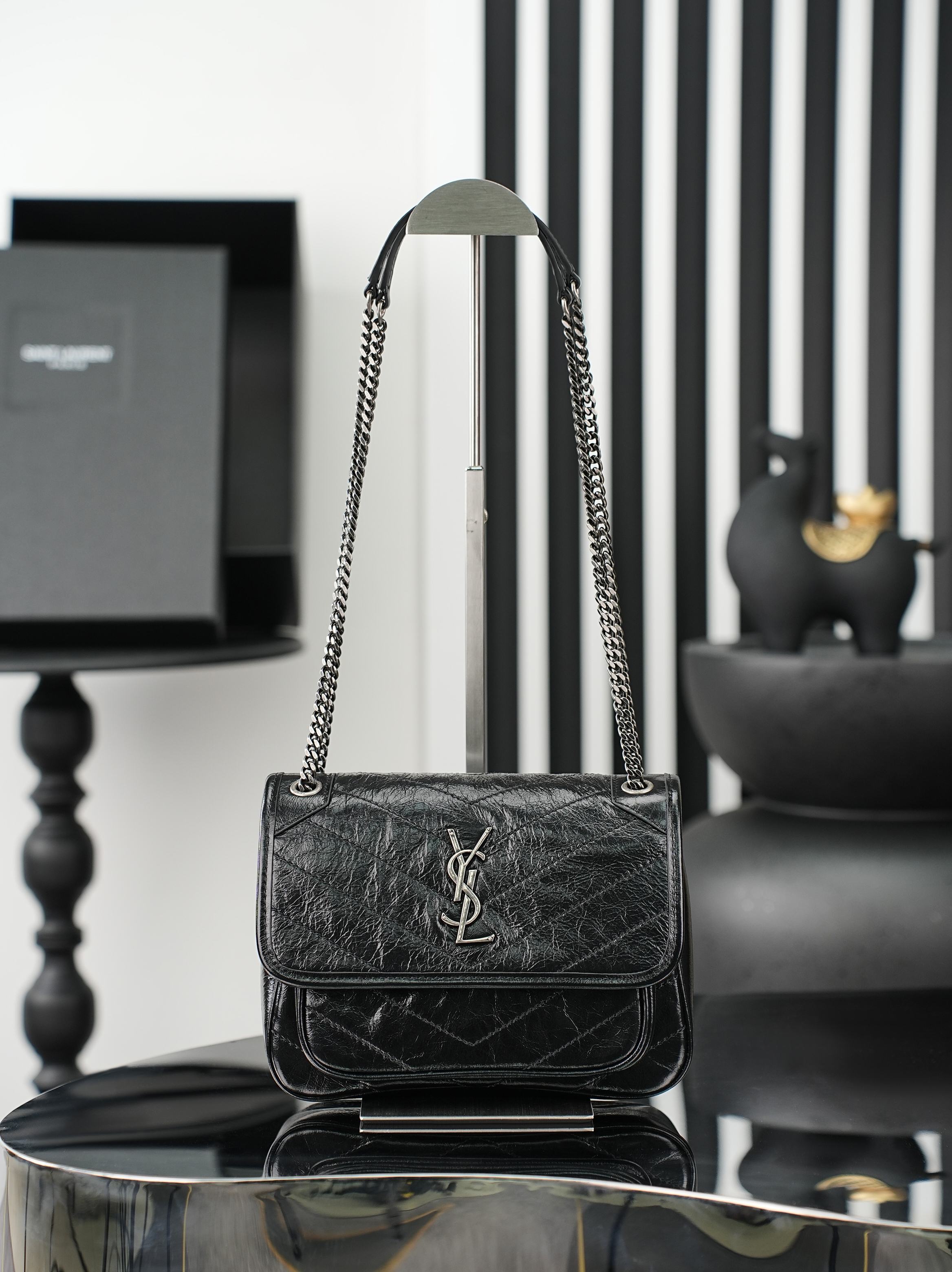 NO:812868,Original order, quantity and price. Black silver buckle oil wax leather · 22cm. Niki's design is inspired by the Y family's classic smoking attire. The overall style is cool and casual. The body of the bag is made of oil wax calfskin, with a natural wrinkled texture that gives it a retro feel, and is wear-resistant and durable!  Iconic metal logo, retro and distressed texture, low-key and high-end, as if silently telling the brand's fashion attitude. Size 22×16.5×12cm Model 633185-1 black gold, saint laurent, saint laurent, cowhide19860909原单跑量价批 黑色银扣油蜡皮· 22cm Niki的设计灵感源自Y家经典的吸烟装 整体风格酷飒又随性.包身采用油蜡小牛皮,天然的抓皱纹理自带复古感,耐磨耐造！标志性的金属logo,复古做旧质感,低调又高级,仿佛在无声诉说着品牌的时尚态度 尺寸22×16.5×12cm 型号633185-1黑金,圣罗兰,saint laurent,cowhide,Bag