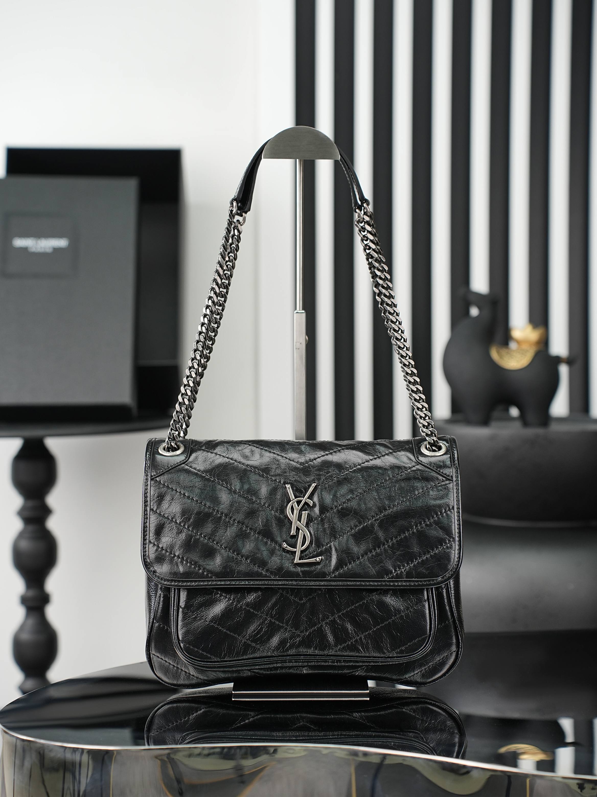 NO:812873,Original order, quantity and price. Black silver buckle oil-waxed leather · 28cm. Niki's design is inspired by the Y family's classic smoking attire. The overall style is cool and casual. The body of the bag is made of oil-waxed calfskin, with a natural wrinkled texture that gives it a retro feel, and is wear-resistant and durable!  Iconic metal logo, retro and distressed texture, low-key and high-end, as if silently telling the brand's fashion attitude. Size 28×20×8cm Model 633184-1 black gold, saint laurent, saint laurent, cowhide19860909原单跑量价批 黑色银扣油蜡皮· 28cm Niki的设计灵感源自Y家经典的吸烟装 整体风格酷飒又随性.包身采用油蜡小牛皮,天然的抓皱纹理自带复古感,耐磨耐造！标志性的金属logo,复古做旧质感,低调又高级,仿佛在无声诉说着品牌的时尚态度 尺寸28×20×8cm 型号633184-1黑金,圣罗兰,saint laurent,cowhide,Bag