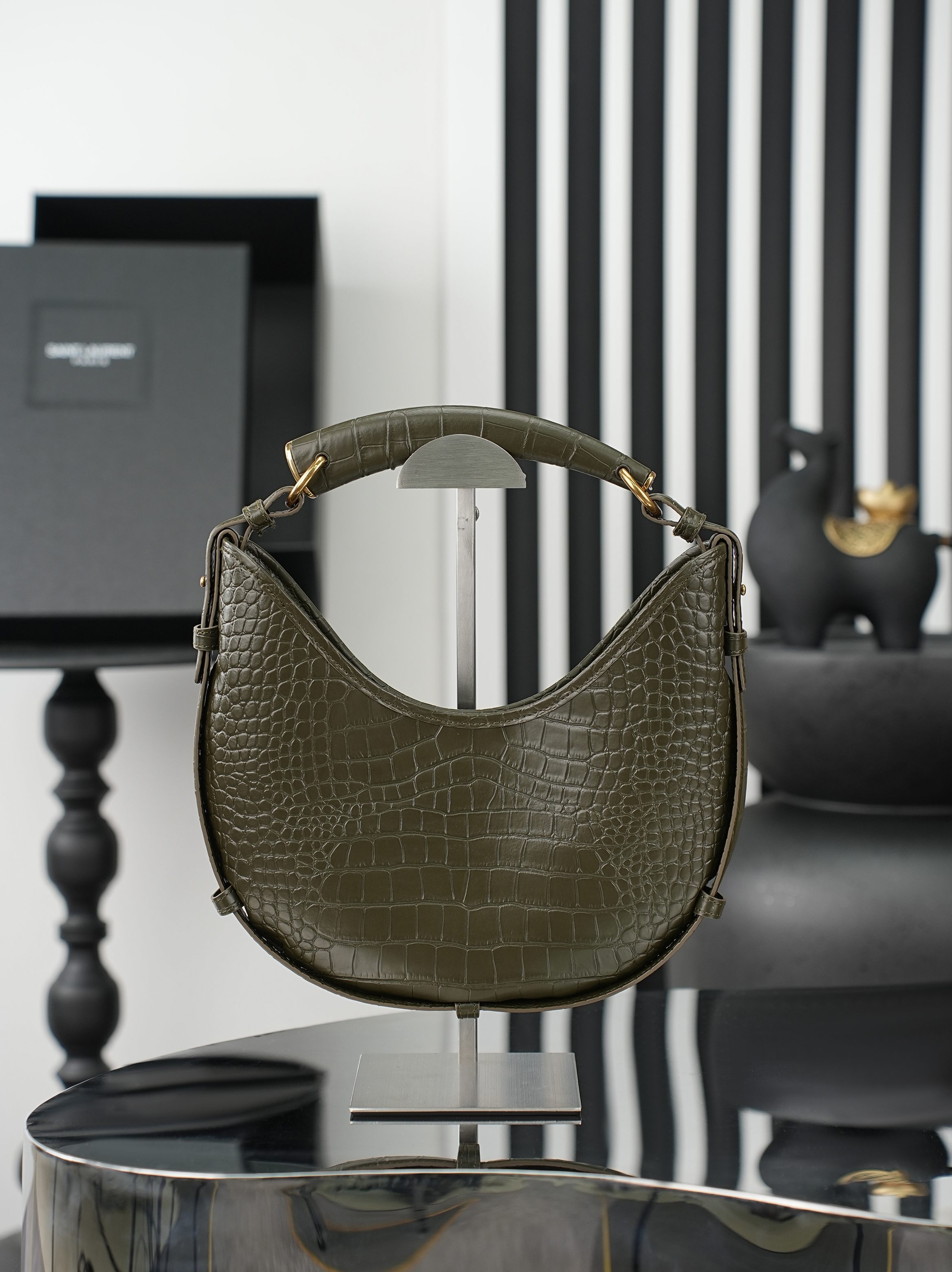 NO:895004,YSL Mombasa handbag, the crescent shape is very recognizable, the black leather texture is perfect, and the metal details are embellished, it is simple and high-end. It has a large capacity and can be worn for daily commuting. It can be carried on the shoulder or shoulder, and it is versatile regardless of clothes!  Inspired by the golden age of the millennium, it is both retro and modern. Fashionistas love it. It is a super popular item in the YSL family!  Batch model 851432 size 20-27x15-22x3cm, saint laurent, saint laurent, saint laurent, louis vuitton, gold19860909YSL Mombasa手袋,新月造型超有辨识度,黑色皮革质感满分,金属细节点缀,简约又高级.容量大,通勤日常都能装,手提肩背都OK,百搭不挑衣服！灵感来自千禧黄金年代,复古与现代感兼具,时髦精们都爱它,是YSL家超火的热门单品！批 型号851432 尺寸20-27x15-22x3cm,圣罗兰,saint laurent,saint laurent,louis vuitton,gold,Bag