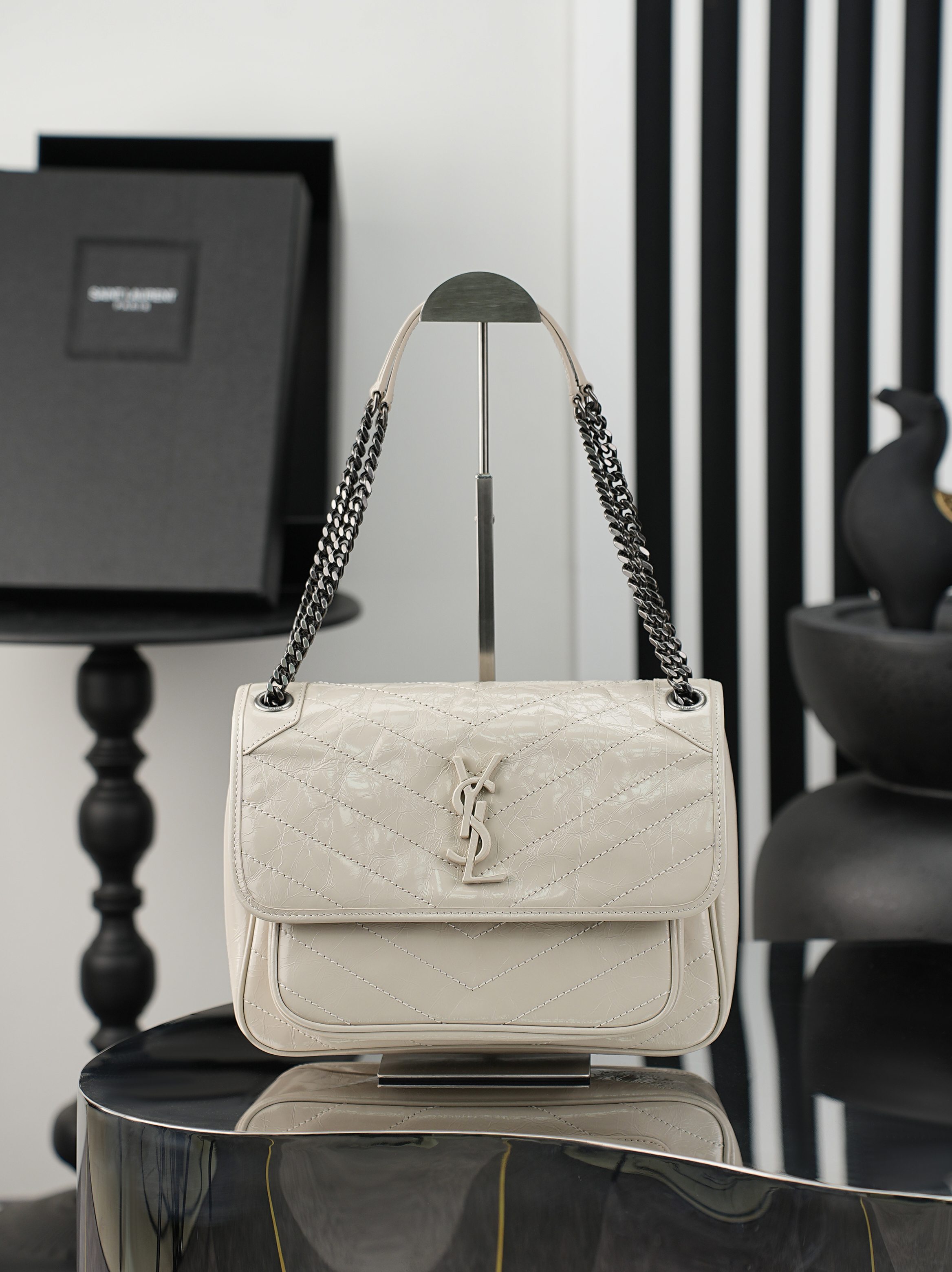 NO:812885,Original order, quantity and price. Milky white silver buckle oil wax leather · 28cm. Niki's design is inspired by the classic smoking jacket of the Y family. The overall style is cool and casual. The body of the bag is made of oil wax calfskin, with a natural wrinkled texture that brings a retro feel, and is wear-resistant and durable!  The iconic metal logo, with a vintage and distressed texture, is low-key and high-end, as if silently telling the brand's fashion attitude!  633158 Size 28×20×8cm Model 498894-1, saint laurent, saint laurent, cowhide19860909原单跑量价批 奶白色银扣油蜡皮· 28cm Niki的设计灵感源自Y家经典的吸烟装 整体风格酷飒又随性.包身采用油蜡小牛皮,天然的抓皱纹理自带复古感,耐磨耐造！标志性的金属logo,复古做旧质感,低调又高级,仿佛在无声诉说着品牌的时尚态度！633158 尺寸28×20×8cm 型号498894-1,圣罗兰,saint laurent,cowhide,Bag