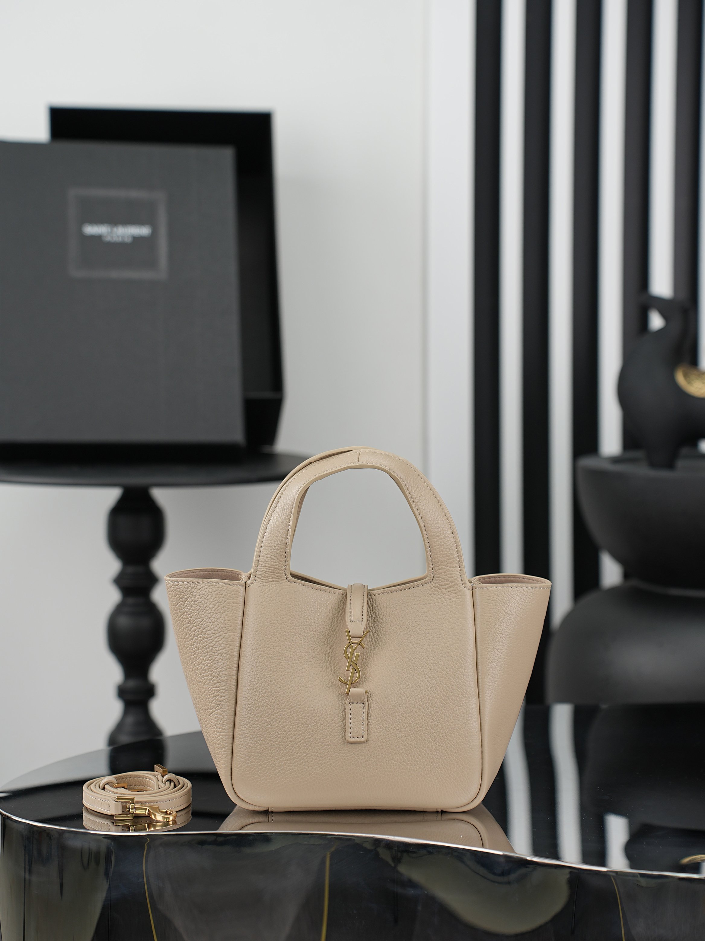 NO:855125,Small apricot gold buckle · Bea_new shopping bag/hobo bag, batch YSL Bea small tote bag, made of soft deerskin, delicate and wear-resistant, black gold color + metal logo is very recognizable. Simple and elegant design, can be carried on the shoulder or shoulder, suitable for commuting and leisure. Moderate capacity, easy to hold daily items, practical and fashionable!  The Bea series focuses on relaxation and can be easily controlled in the workplace and life. It is one of YSL's most popular models. Size 18x15x13cm Model 872469, Saint Laurent, saint laurent, saint laurent, totes19860909小号杏色色金扣· Bea_新款购物袋/hobo包,批 YSL Bea小号托特包,选用柔软鹿皮,手感细腻耐磨,黑金配色+金属Logo超有辨识度.简约大气设计,手提肩背都OK,通勤休闲都能搭.容量适中,日常物品轻松装下,实用又时髦！Bea系列主打松弛感,职场生活都能轻松驾驭,是YSL热门款之一. 尺寸18x15x13cm 型号872469,圣罗兰,saint laurent,saint laurent,totes,Bag