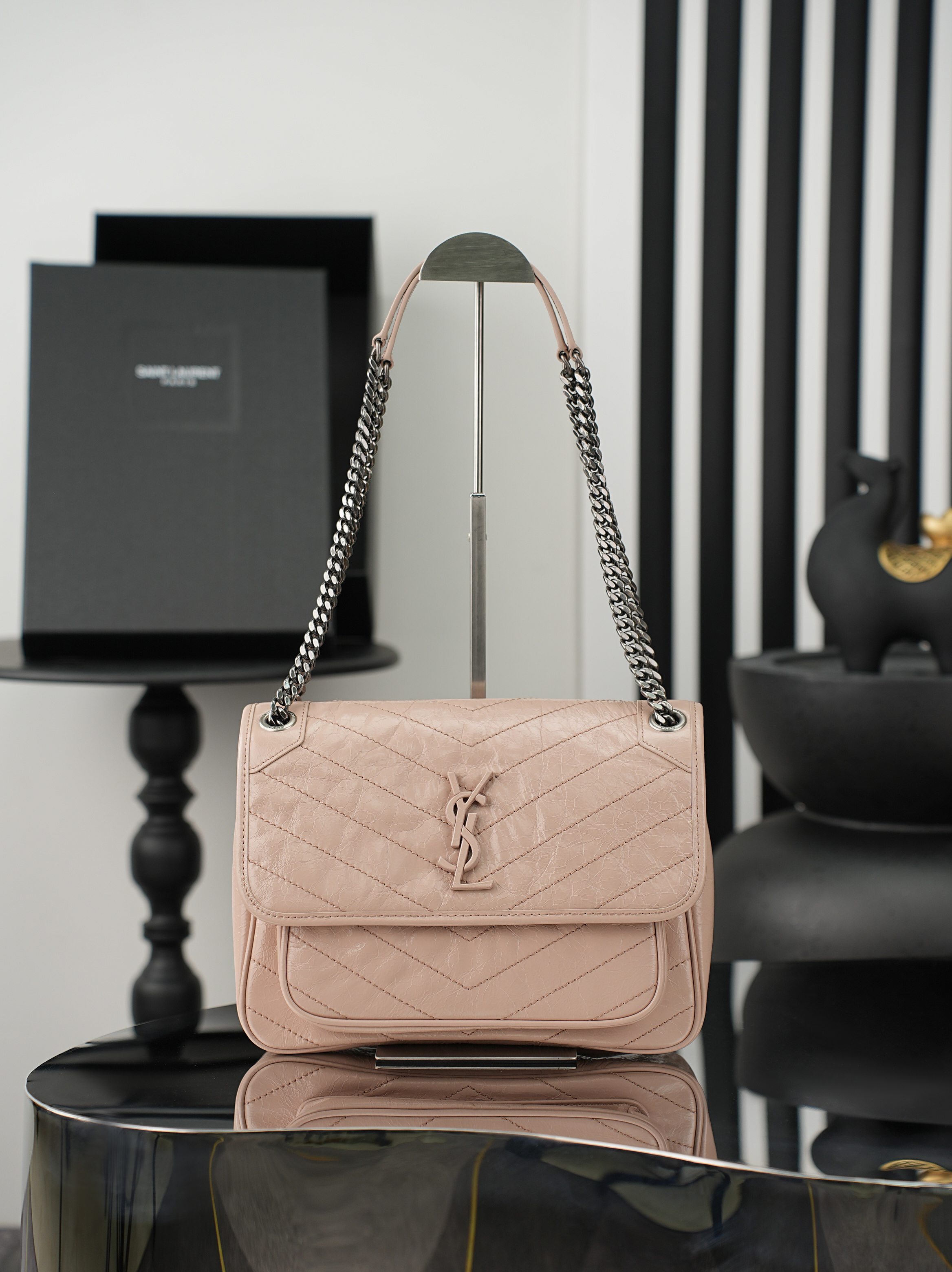 NO:812894,Original order, quantity and price batch. Milk tea color silver buckle oil wax leather · 28cm Niki's design is inspired by the classic smoking attire of the Y family. The overall style is cool and casual. The body of the bag is made of oil wax calfskin, with a natural wrinkle texture that brings a retro feel, and is wear-resistant and durable!  The iconic metal logo, with a vintage and distressed texture, is low-key and high-end, as if silently telling the brand's fashion attitude!  633158 Size 28×20×8cm Model 498894-1, saint laurent, saint laurent, cowhide19860909原单跑量价批 奶茶色银扣油蜡皮· 28cm Niki的设计灵感源自Y家经典的吸烟装 整体风格酷飒又随性.包身采用油蜡小牛皮,天然的抓皱纹理自带复古感,耐磨耐造！标志性的金属logo,复古做旧质感,低调又高级,仿佛在无声诉说着品牌的时尚态度！633158 尺寸28×20×8cm 型号498894-1,圣罗兰,saint laurent,cowhide,Bag