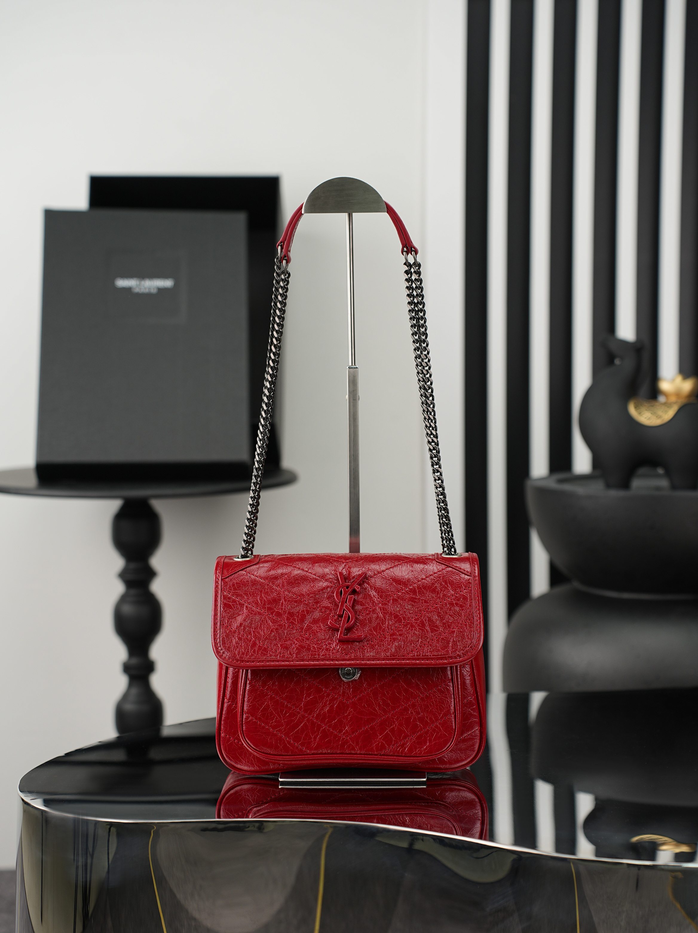 NO:812891,Original order, quantity and price, red silver buckle oil wax leather · 22cm Niki counter synchronized new version!  The revised niki is more practical. On the basis of the original one, a D buckle is added on both sides. This is another process!  The new version has a stronger load-bearing capacity!  Come flirt!  More practical performance!  633160 Model 533037-1 Size 22×16.5×12cm, saint laurent, saint laurent19860909原单跑量价批 红色银扣油蜡皮·22cm Niki专柜同步新版本！改版后的niki更更更实用了,在原来的基础上两边各加了一个D扣,这又是多了一道工序呀！新版本承重能力更强大！来撩！实用性能更强！633160 型号533037-1 尺寸22×16.5×12cm,圣罗兰,saint laurent,Bag