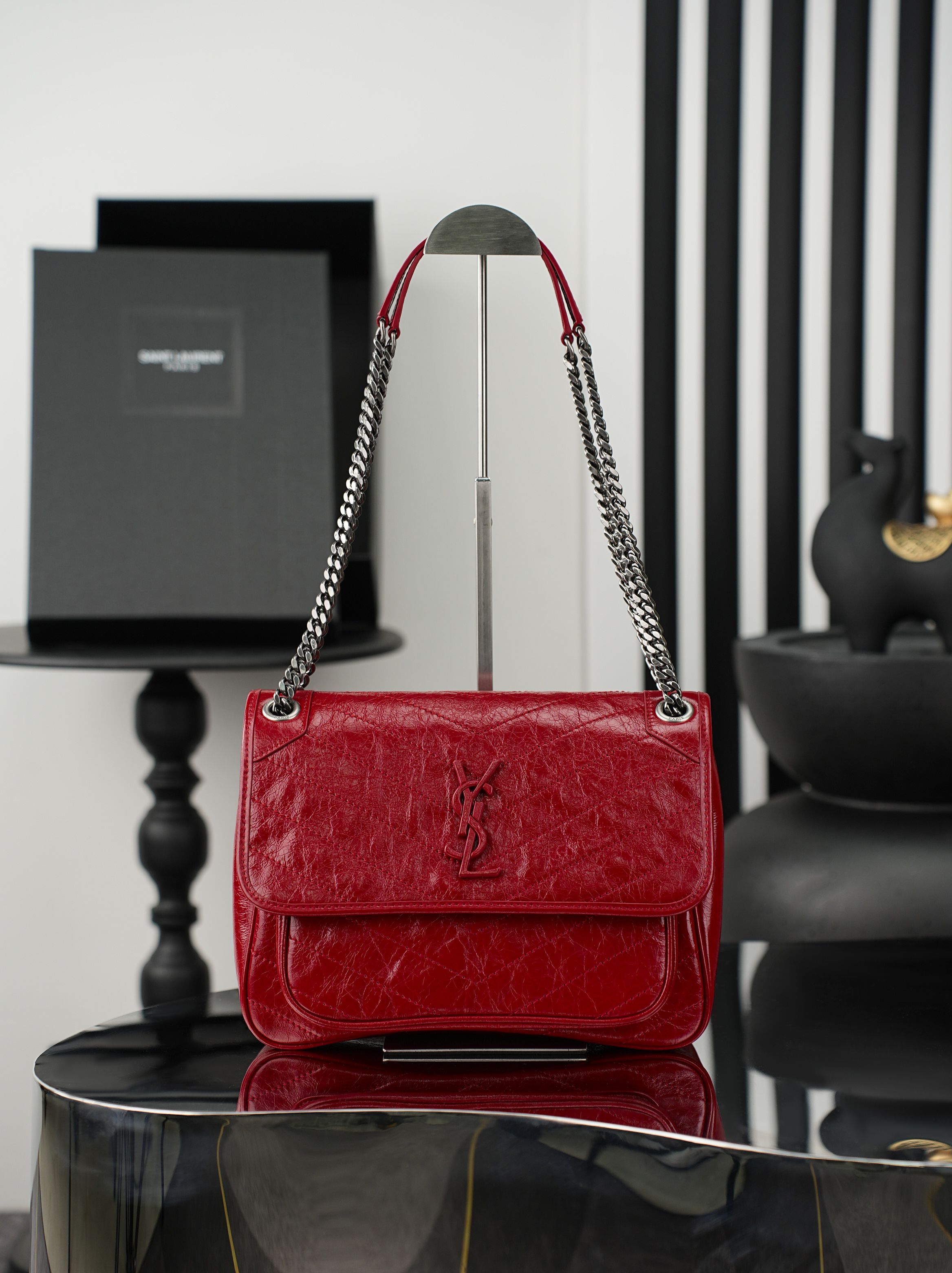 NO:812898,Original order, quantity and price. Red silver buckle oil wax leather · 28cm. Niki's design is inspired by the Y family's classic smoking attire. The overall style is cool and casual. The body of the bag is made of oil wax calfskin, with a natural wrinkled texture that brings a retro feel, and is wear-resistant and durable!  The iconic metal logo, with a vintage and distressed texture, is low-key and high-end, as if silently telling the brand's fashion attitude!  633158 Size 28×20×8cm Model 498894-1, saint laurent, saint laurent, cowhide19860909原单跑量价批 红色银扣油蜡皮· 28cm Niki的设计灵感源自Y家经典的吸烟装 整体风格酷飒又随性.包身采用油蜡小牛皮,天然的抓皱纹理自带复古感,耐磨耐造！标志性的金属logo,复古做旧质感,低调又高级,仿佛在无声诉说着品牌的时尚态度！633158 尺寸28×20×8cm 型号498894-1,圣罗兰,saint laurent,cowhide,Bag