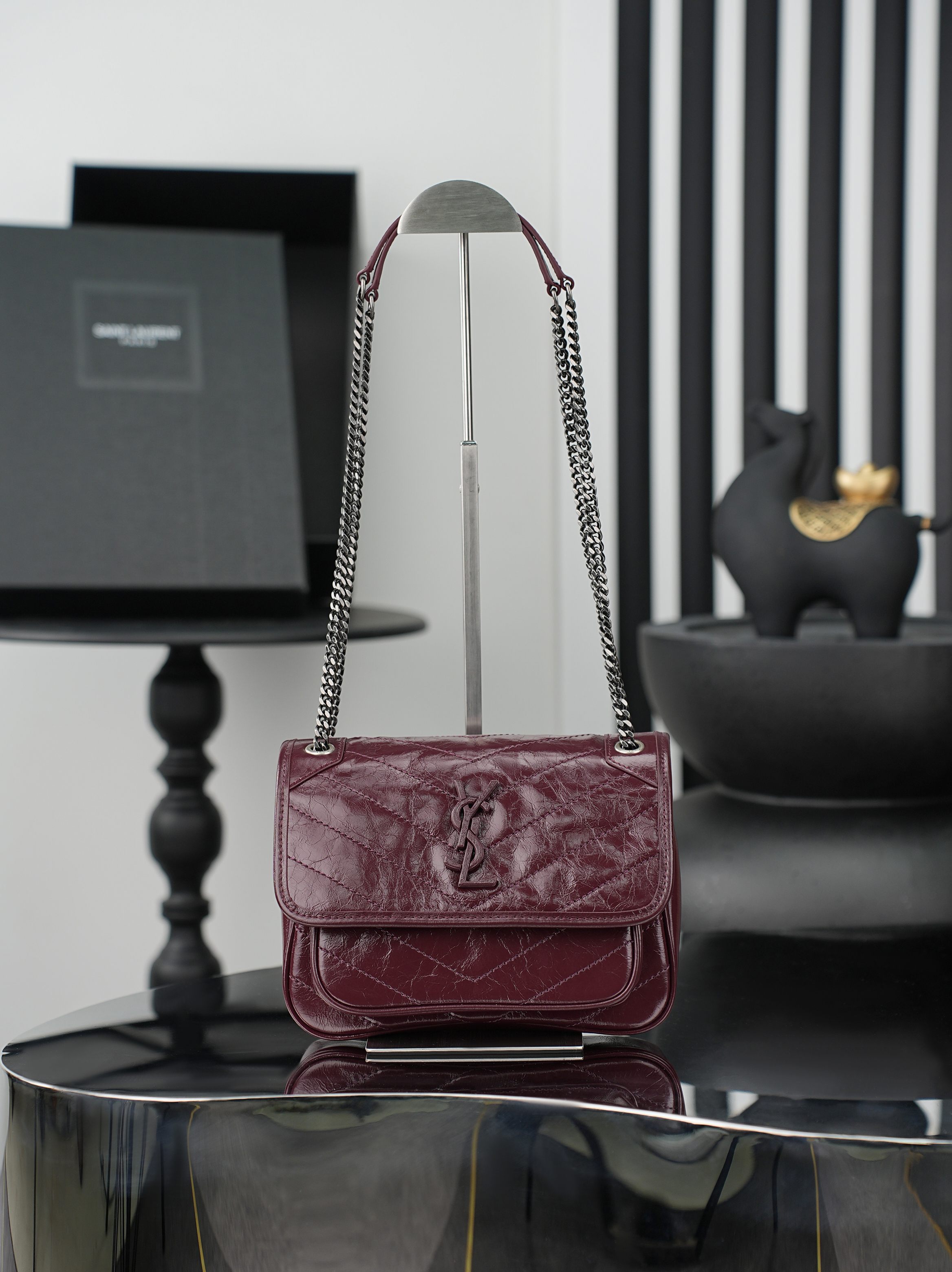 NO:812903,Original order, quantity and price batch, maroon silver buckle oil wax leather · 22cm Niki counter synchronized new version!  The revised niki is more practical. On the basis of the original one, a D buckle is added on both sides. This is another process!  The new version has a stronger load-bearing capacity!  Come flirt!  More practical performance!  633160 Model 533037-1 Size 22×16.5×12cm, saint laurent, saint laurent19860909原单跑量价批 枣红色银扣油蜡皮·22cm Niki专柜同步新版本！改版后的niki更更更实用了,在原来的基础上两边各加了一个D扣,这又是多了一道工序呀！新版本承重能力更强大！来撩！实用性能更强！633160 型号533037-1 尺寸22×16.5×12cm,圣罗兰,saint laurent,Bag