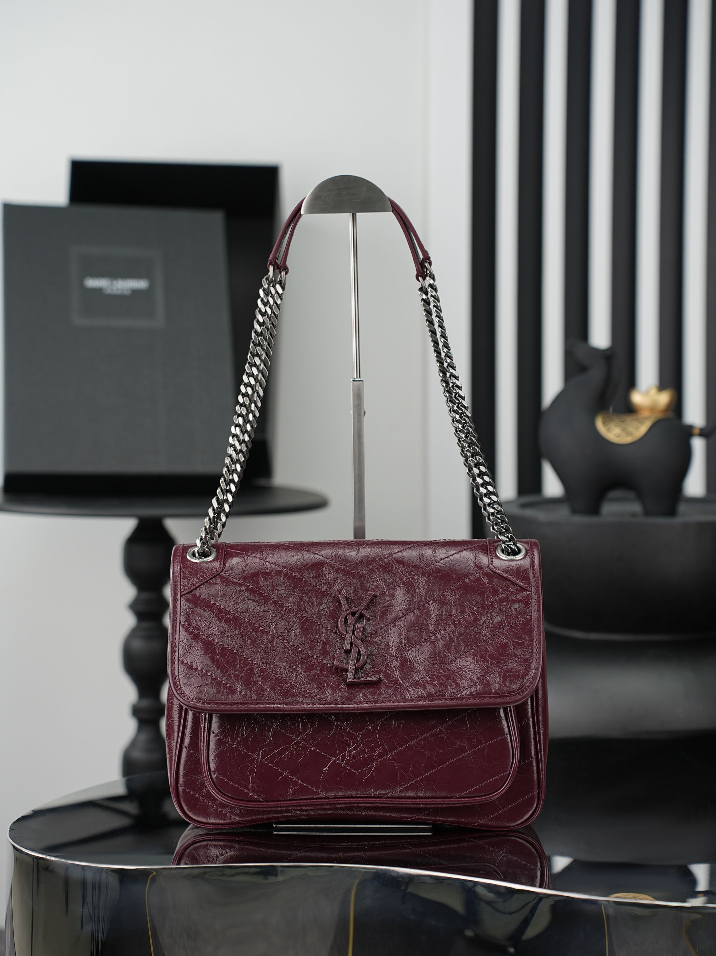 NO:812908,Original order, quantity and price batch. Maroon oil-waxed leather with silver buckle · 28cm. Niki's design is inspired by the classic smoking attire of the Y family. The overall style is cool and casual. The body of the bag is made of oil-waxed calfskin, with a natural wrinkled texture that gives it a retro feel, and is wear-resistant and durable!  The iconic metal logo, with a vintage and distressed texture, is low-key and high-end, as if silently telling the brand's fashion attitude!  633158 Size 28×20×8cm Model 498894-1, saint laurent, saint laurent, cowhide19860909原单跑量价批 枣红色银扣油蜡皮· 28cm Niki的设计灵感源自Y家经典的吸烟装 整体风格酷飒又随性.包身采用油蜡小牛皮,天然的抓皱纹理自带复古感,耐磨耐造！标志性的金属logo,复古做旧质感,低调又高级,仿佛在无声诉说着品牌的时尚态度！633158 尺寸28×20×8cm 型号498894-1,圣罗兰,saint laurent,cowhide,Bag