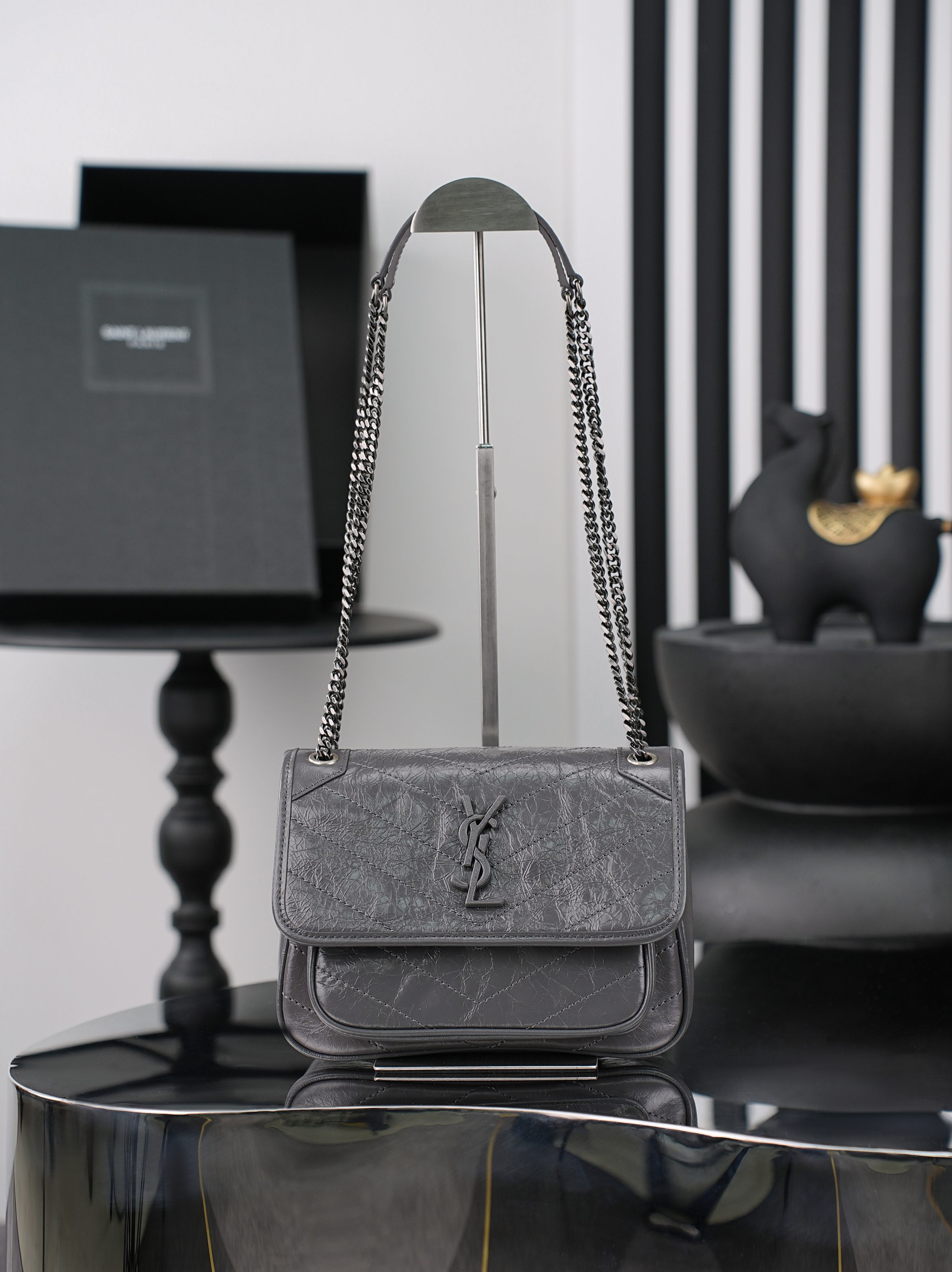 NO:812913,Original order, quantity and price, dark gray silver buckle oil wax leather · 22cm Niki counter synchronized new version!  The revised niki is more practical. On the basis of the original one, a D buckle is added on both sides. This is another process!  The new version has a stronger load-bearing capacity!  Come flirt!  More practical performance!  633160 Model 533037-1 Size 22×16.5×12cm, saint laurent, saint laurent19860909原单跑量价批 深灰色银扣油蜡皮·22cm Niki专柜同步新版本！改版后的niki更更更实用了,在原来的基础上两边各加了一个D扣,这又是多了一道工序呀！新版本承重能力更强大！来撩！实用性能更强！633160 型号533037-1 尺寸22×16.5×12cm,圣罗兰,saint laurent,Bag