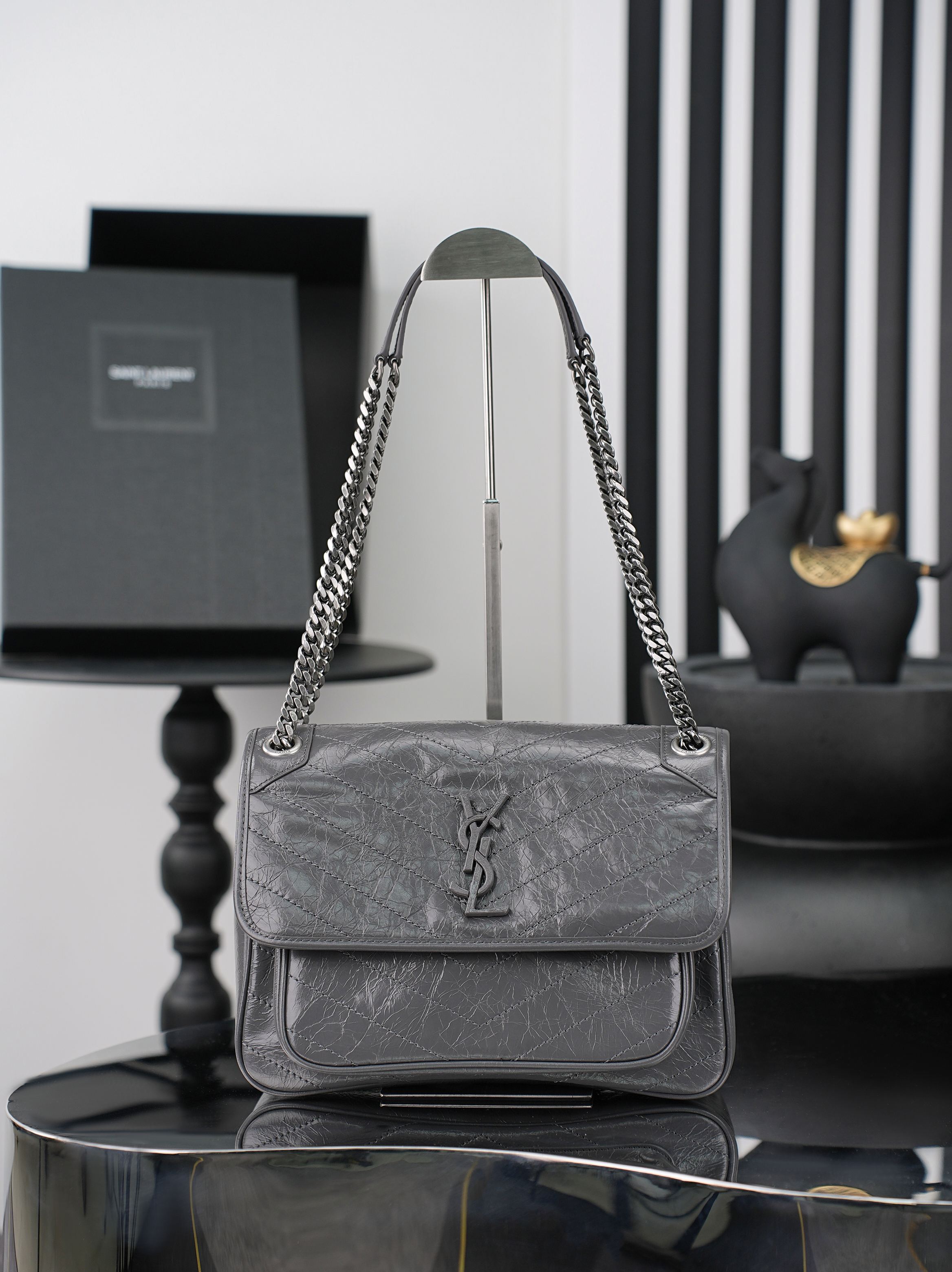 NO:812872,Original order, quantity and price. Dark gray silver buckle oil-waxed leather · 28cm. Niki's design is inspired by the classic smoking attire of the Y family. The overall style is cool and casual. The body of the bag is made of oil-waxed calfskin, with a natural wrinkled texture that gives it a retro feel, and is wear-resistant and durable!  The iconic metal logo, with a vintage and distressed texture, is low-key and high-end, as if silently telling the brand's fashion attitude!  633158 Size 28×20×8cm Model 498894-1, saint laurent, saint laurent, cowhide19860909原单跑量价批 深灰色银扣油蜡皮· 28cm Niki的设计灵感源自Y家经典的吸烟装 整体风格酷飒又随性.包身采用油蜡小牛皮,天然的抓皱纹理自带复古感,耐磨耐造！标志性的金属logo,复古做旧质感,低调又高级,仿佛在无声诉说着品牌的时尚态度！633158 尺寸28×20×8cm 型号498894-1,圣罗兰,saint laurent,cowhide,Bag