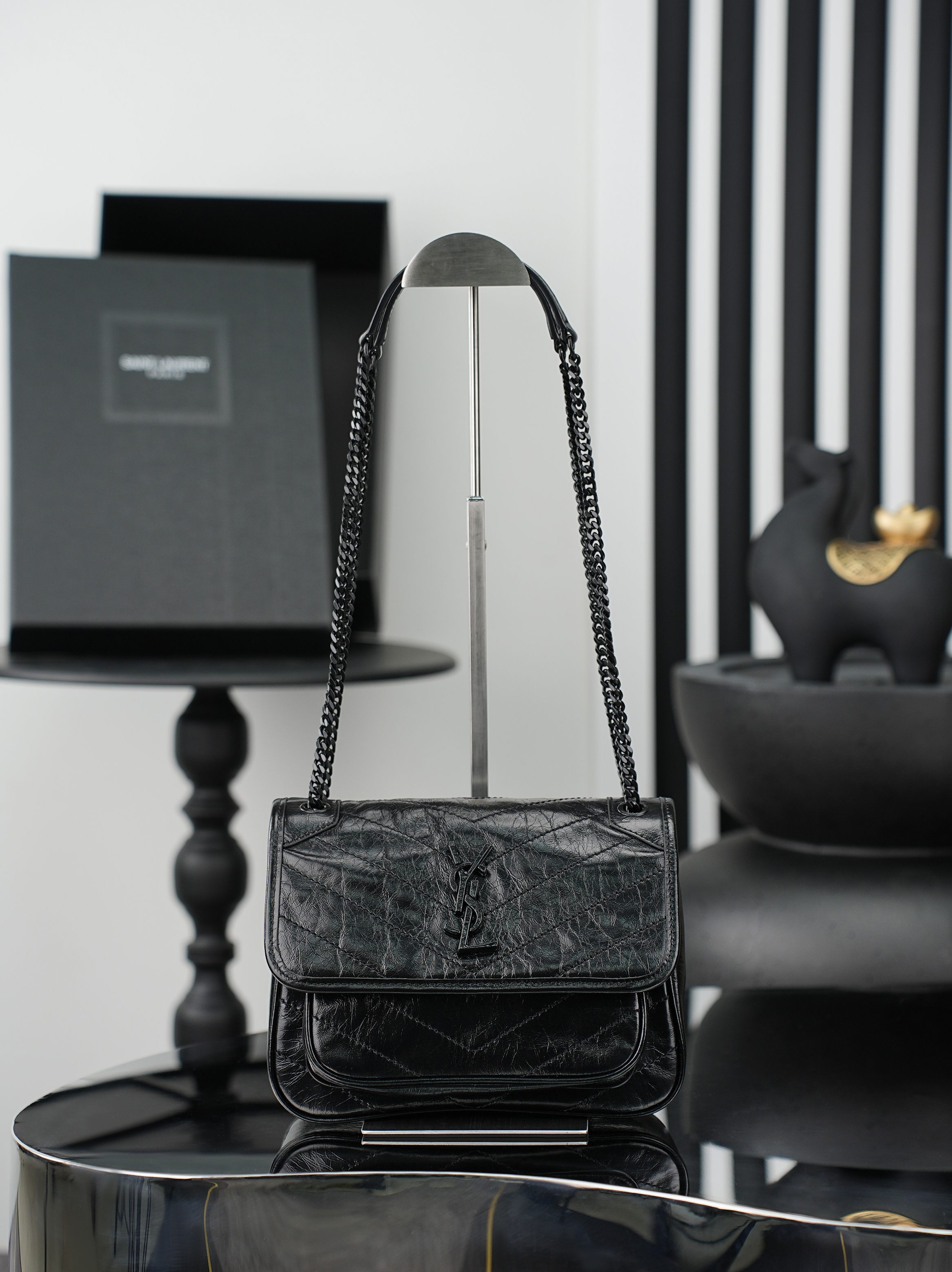 NO:812878,Original order, quantity and price, black black buckle oil wax leather · 22cm Niki counter synchronized new version!  The revised niki is more practical. On the basis of the original one, a D buckle is added on both sides. This is another process!  The new version has a stronger load-bearing capacity!  Come flirt!  More practical performance!  633160 Model 533037-1 Size 22×16.5×12cm, saint laurent, saint laurent19860909原单跑量价批 黑色黑扣油蜡皮·22cm Niki专柜同步新版本！改版后的niki更更更实用了,在原来的基础上两边各加了一个D扣,这又是多了一道工序呀！新版本承重能力更强大！来撩！实用性能更强！633160 型号533037-1 尺寸22×16.5×12cm,圣罗兰,saint laurent,Bag