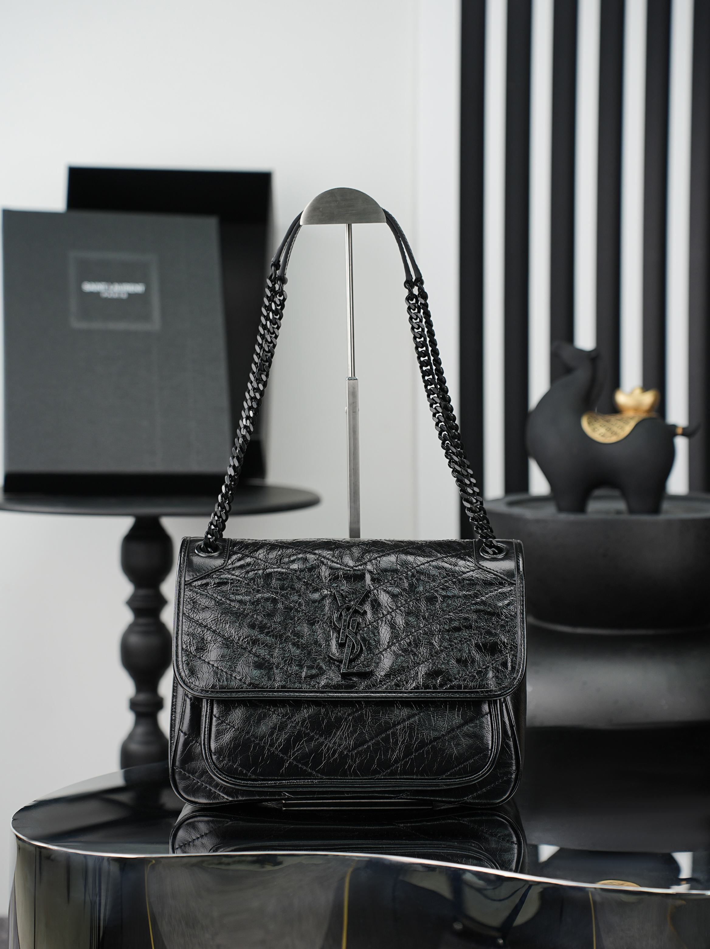 NO:812883,Original order, quantity and price. Black black buckle oil wax leather · 28cm. Niki's design is inspired by the Y family's classic smoking attire. The overall style is cool and casual. The body of the bag is made of oil wax calfskin, with a natural wrinkled texture that gives it a retro feel, and is wear-resistant and durable!  The iconic metal logo, with a vintage and distressed texture, is low-key and high-end, as if silently telling the brand's fashion attitude!  633158 Size 28×20×8cm Model 498894-1, saint laurent, saint laurent, cowhide19860909原单跑量价批 黑色黑扣油蜡皮· 28cm Niki的设计灵感源自Y家经典的吸烟装 整体风格酷飒又随性.包身采用油蜡小牛皮,天然的抓皱纹理自带复古感,耐磨耐造！标志性的金属logo,复古做旧质感,低调又高级,仿佛在无声诉说着品牌的时尚态度！633158 尺寸28×20×8cm 型号498894-1,圣罗兰,saint laurent,cowhide,Bag