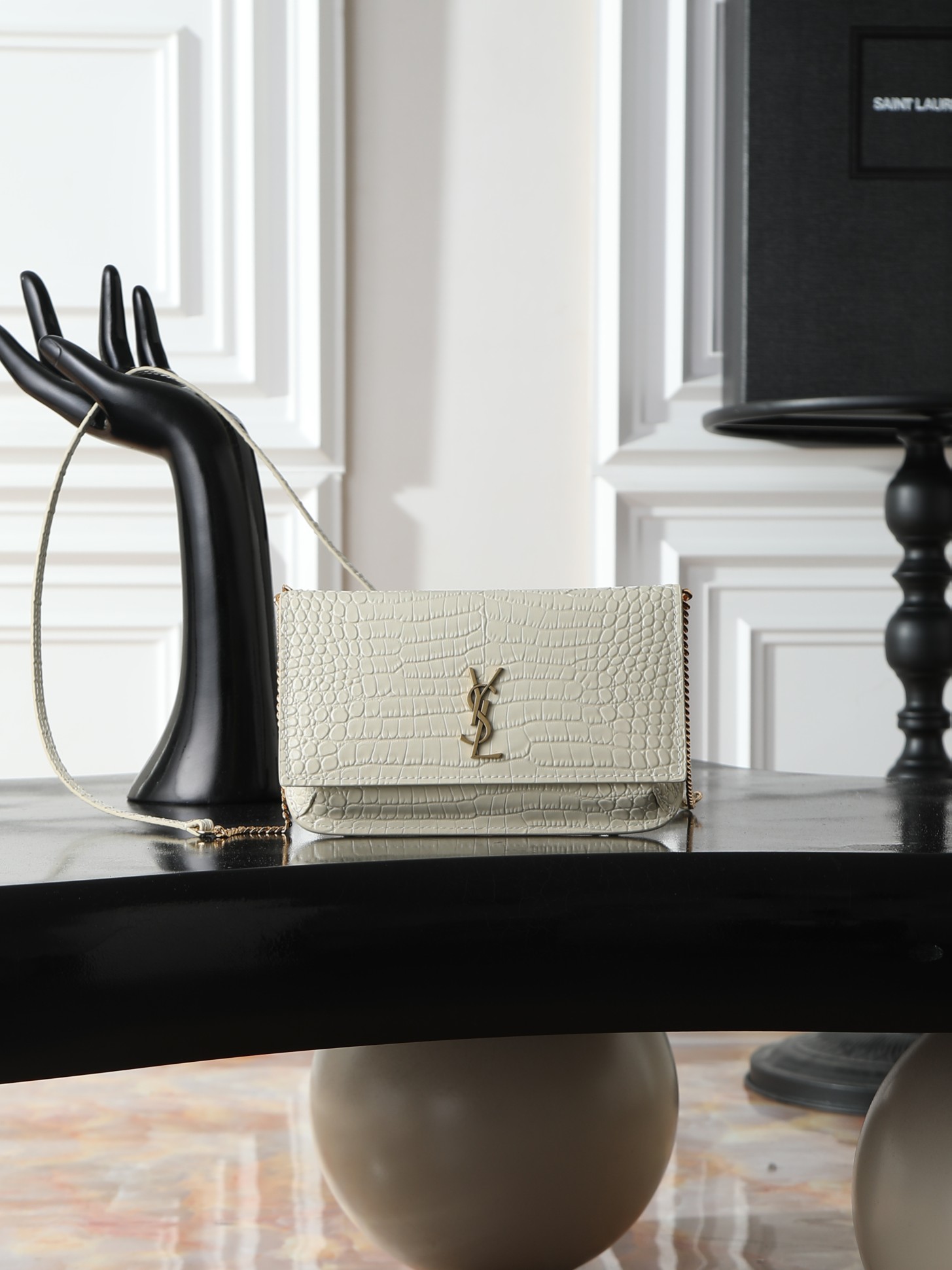 NO:895091,White crocodile pattern · MONOGRAM Phone Holder mini bag_ For the current super popular bag trend, this one is definitely worth buying!  Both good looks and practicality coexist, and iPhone plus can be incorporated into it, so whether boys or girls go out, they only need one mobile phone to travel around the world!  Nowadays, small bags are the rule. It’s easy to get rid of the big wallet and just wear a small and exquisite chain bag~ Size 18x11x2cm Model 635095, saint laurent, saint laurent, wallets19860909白色鳄鱼纹· MONOGRAM Phone Holder迷你款小包_ 对于现在超级流行的小包风潮,这款绝对值得你入手的！颜值与实用性并存,iPhone plus可纳入,无论男生女生出门只要一个手机便可走天下！ 如今小包当道,摆脱大钱包直接换上一个小巧精致的链条包就妥妥当当啦～ 尺寸18x11x2cm 型号635095,圣罗兰,saint laurent,wallets,Bag