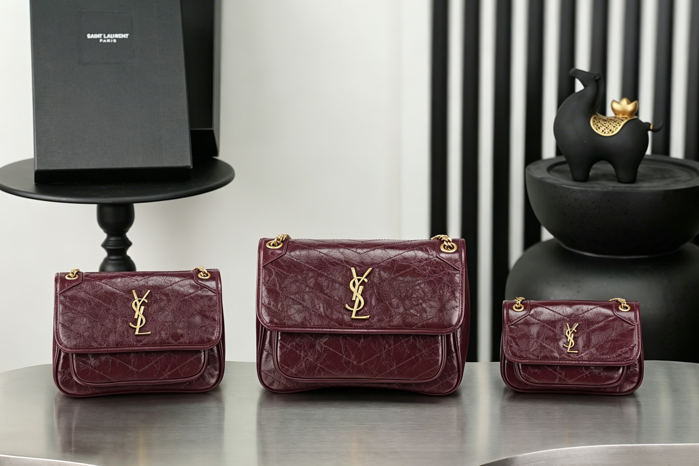 NO:812923,Original order, quantity and price. Burgundy oil-waxed leather with gold buckles · 22cm. Niki's design is inspired by the classic smoking attire of the Y family. The overall style is cool and casual. The body of the bag is made of oil-waxed calfskin, with a natural wrinkled texture that gives it a retro feel, and is wear-resistant and durable!  Iconic metal logo, retro and distressed texture, low-key and high-end, as if silently telling the brand's fashion attitude. Size 22×16.5×12cm Model 633185-1 burgundy gold, saint laurent, saint laurent, cowhide19860909原单跑量价批 酒红金扣油蜡皮· 22cm Niki的设计灵感源自Y家经典的吸烟装 整体风格酷飒又随性.包身采用油蜡小牛皮,天然的抓皱纹理自带复古感,耐磨耐造！标志性的金属logo,复古做旧质感,低调又高级,仿佛在无声诉说着品牌的时尚态度 尺寸22×16.5×12cm 型号633185-1酒红金,圣罗兰,saint laurent,cowhide,Bag