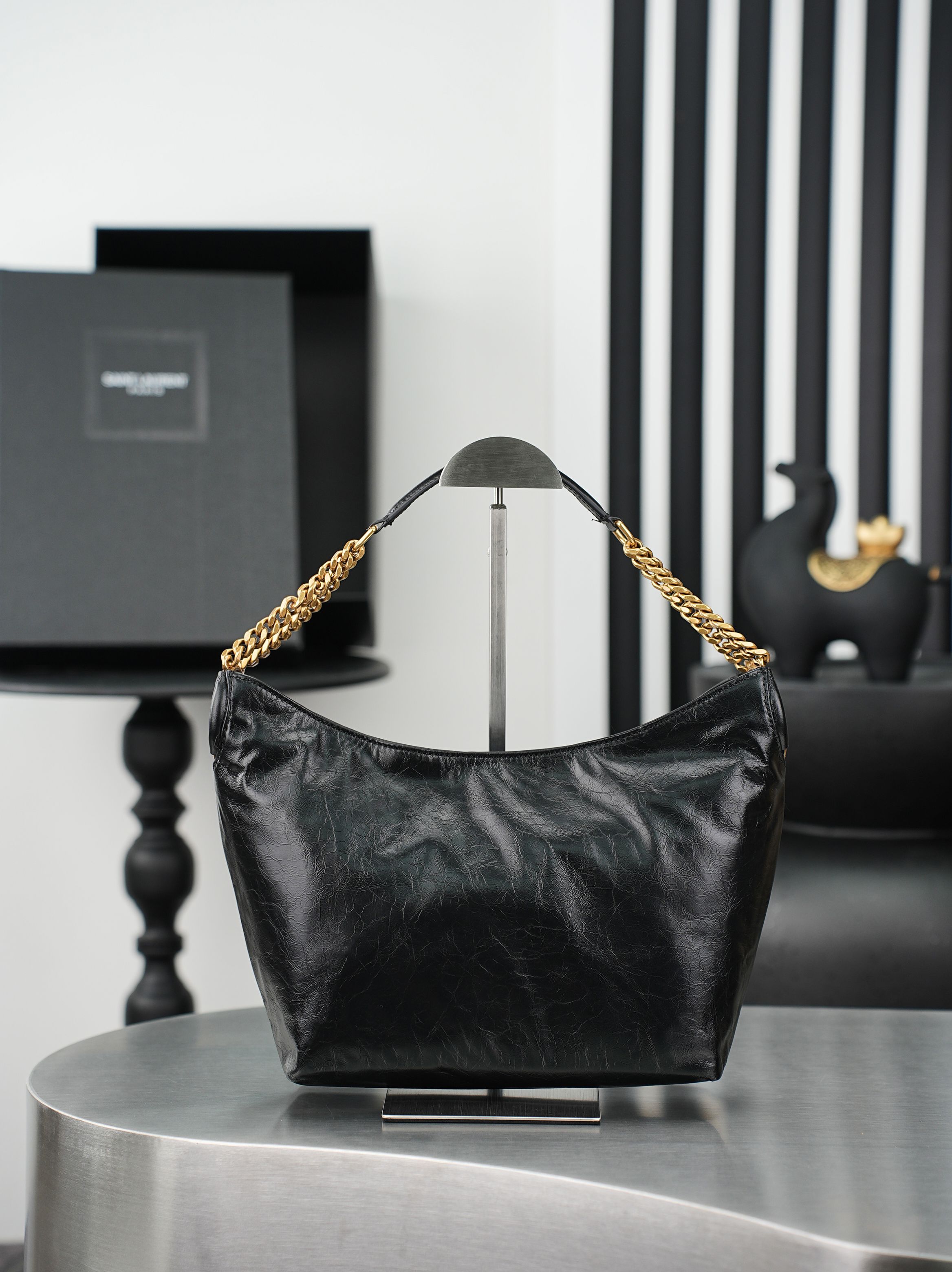 NO:854999,Batch Oil Waxed Black Leather/Gold YSL's latest oil wax leather chain Hobo bag, full of luster, soft and durable, full of retro feel. Metal chain shoulder strap design, exquisite and textured, Hobo bag has large capacity, can easily hold notebooks, water bottles and other items for daily commuting. The black color is versatile, the chain adds a sense of fashion, and can be easily held whether in casual or formal wear. It is the first choice for practical and design bags!  Model 871222 size 23×19×9cm, saint laurent, saint laurent, saint laurent19860909批 油腊黑皮/金Ysl 最新款 油蜡皮链条Hobo包,光泽感满满,手感柔软又耐用,复古感十足.金属链条肩带设计,精致又有质感,Hobo包型容量大,通勤日常都能轻松装下笔记本、水杯等物品.黑色百搭,链条增添时尚感,无论休闲还是正式穿搭都能轻松hold住,是实用与设计感兼具的包包首选！ 型号871222 尺寸23×19×9cm,圣罗兰,saint laurent,saint laurent,Bag