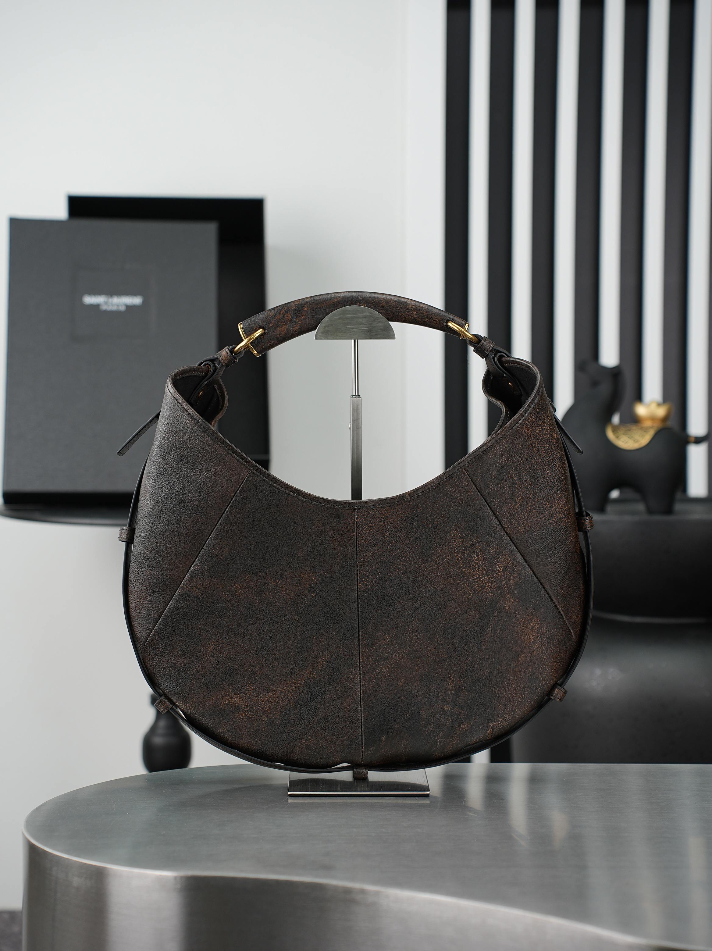 NO:895008,YSL Mombasa handbag, the crescent shape is very recognizable, the black leather texture is perfect, and the metal details are embellished, it is simple and high-end. It has a large capacity and can be worn for daily commuting. It can be carried on the shoulder or shoulder, and it is versatile regardless of clothes!  Inspired by the golden age of the millennium, it is both retro and modern. Fashionistas love it. It is a super popular item in the YSL family!  Model 862029 Size 24-40x24-33x3cm, saint laurent, saint laurent, saint laurent, louis vuitton, gold19860909YSL Mombasa手袋,新月造型超有辨识度,黑色皮革质感满分,金属细节点缀,简约又高级.容量大,通勤日常都能装,手提肩背都OK,百搭不挑衣服！灵感来自千禧黄金年代,复古与现代感兼具,时髦精们都爱它,是YSL家超火的热门单品！ 型号862029 尺寸24-40x24-33x3cm,圣罗兰,saint laurent,saint laurent,louis vuitton,gold,Bag