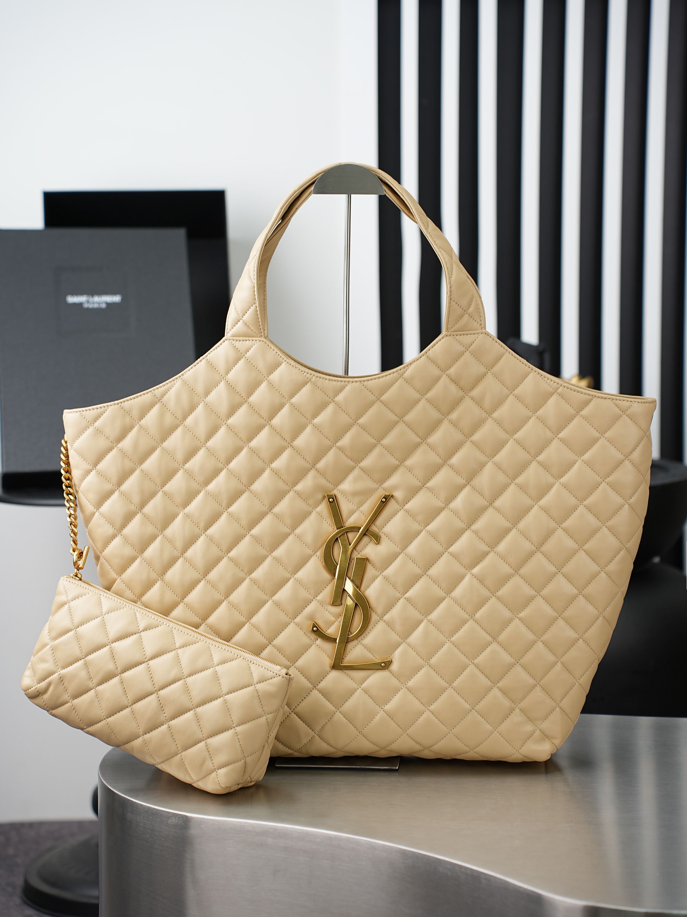 NO:895529,P price adjustment apricot sheepskin/antique gold boutique exclusive  _With the rise of the 'small waste bag' trend, the sizes of major brand bags are getting smaller and smaller. While fashionable people carry their concave shapes, they often have to prepare a large handbag to hold mobile phones, water bottles, umbrellas and other daily items. It seems that they have heard everyone's needs. This season, Y family has launched a new bag IC that is said to be 'able to hold everything in life'  ARE, whose name originates from the Greek mythological figure - Icarus, has a three-dimensional monogram in the center of the nappa sheepskin, which is avant-garde and aura. The creative director of Y Family also said that this handbag will soon become the brand's most eye-catching new style. For people who cannot rely on small handbags for daily travel, Icare's spacious large-capacity design and simple and clean shape must be very suitable for you!  Model 698651-1 Large bag size opening width 58cm bottom width 47cm height (with wrist) 61cm bottom side width 8cm small bag size 27x13x8cm, saint laurent, saint laurent, sheepskin, umbrellas19860909P调价杏色羊皮/古金精品专供 _随着“小废包”风潮的崛起,各大品牌包包尺寸越做越小,时尚潮人们背着它们凹造型的同时,往往还得另外准备一个大手袋来装手机、水杯、雨伞等日常物品,似乎听到了大家这类的需求,Y家本季新推出一款号称“能够装下生活的一切”的新款包袋ICARE,名字起源于希腊神话人物-伊卡洛斯,纳帕羊皮中央的立体字母组合,前卫又有气场,Y家创意总监也表示这款手袋即将成为品牌最瞩目的新款,对于日常无法依靠小手袋出行的人们,Icare宽敞的大容量设计和简洁干净的造型一定非常适合你！ 型号698651-1 大包尺寸开口宽度58cm 底部宽度47cm 高度（带手腕）61cm 底部侧宽8cm 小包尺寸27x13x8cm,圣罗兰,saint laurent,sheepskin,umbrellas,Bag