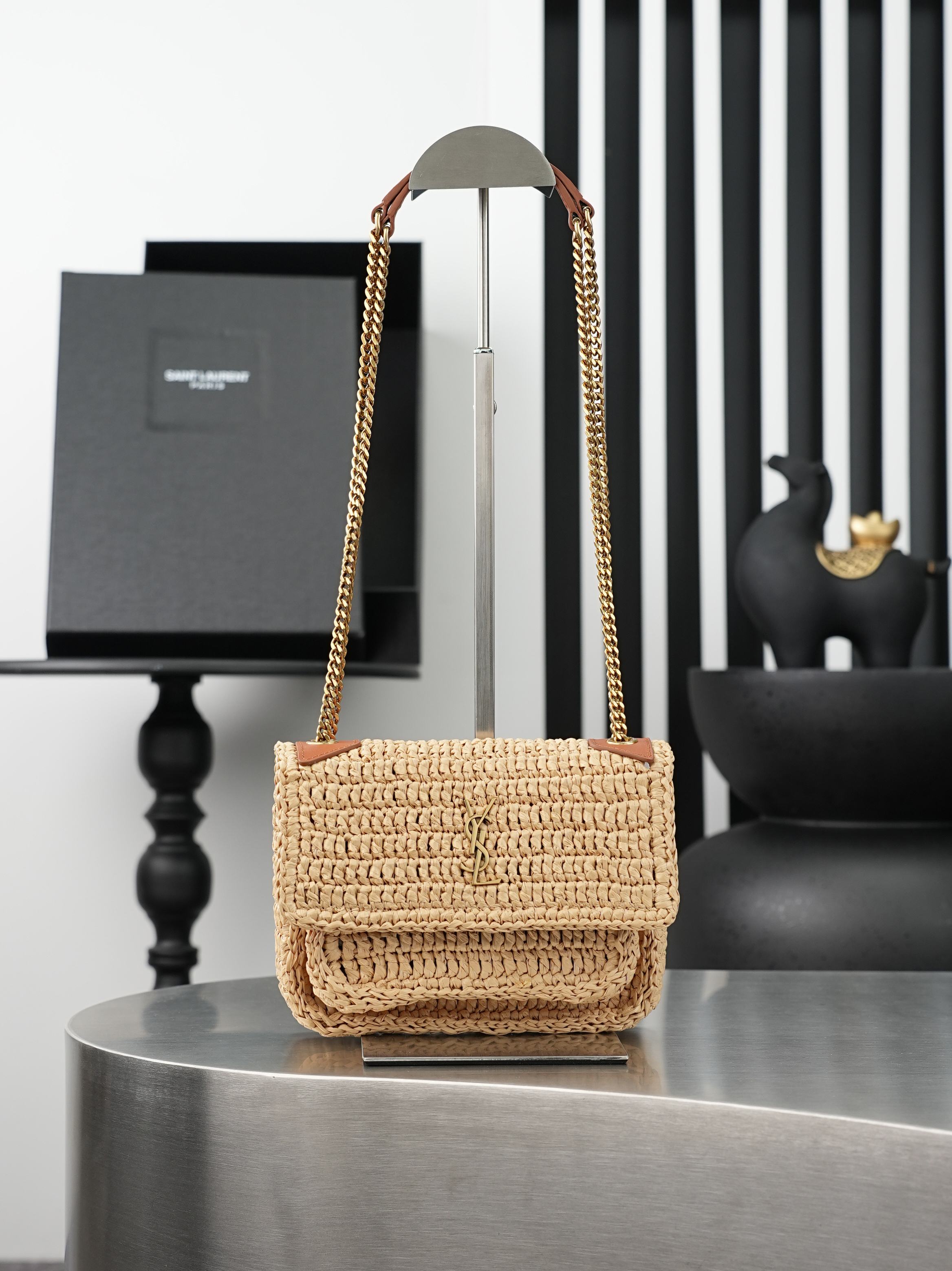 NO:812943,mini apricot woven/gold Niki series woven mini handbag, hand-woven material, with brown cowhide trim and metal chain, full of holiday atmosphere. The YSL metal logo on the front is very recognizable, suitable for daily travel or vacation. The shoulder strap is adjustable and can be worn on one shoulder or crossbody. It is light and practical, and can be worn with freshness in summer. Model 828736 Size 18x12.5x5cm, Saint Laurent, saint laurent, saint  laurent,cowhide19860909mini杏编织/金Niki系列编织mini手袋,手工编织材质,搭配棕色牛皮饰边和金属链条,度假氛围感满满.正面YSL金属标志超有辨识度,日常出行或度假都很适合.肩带可调节,单肩斜挎都OK,轻便又实用,夏天搭配清新穿搭超加分批 型号828736 尺寸18x12.5x5cm,圣罗兰,saint laurent,saint laurent,cowhide,Bag