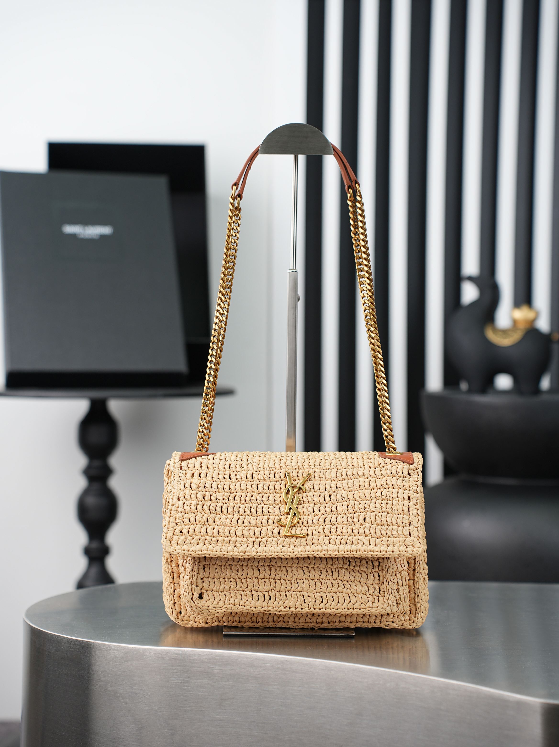 NO:812948,The straw woven bag is coming soon. The new 25ss Niki woven bag is here~ Full of artistic flavor, the raffia weaving is very solid, super textured, French lazy style, you can’t go wrong with it for daily wear with private clothes, there is a compartment design inside, it is fresh and very nice to hold things at the same time. Model 533037 woven size 22×16.5×12cm  Ps It is normal for the hand-woven bags to be slightly different in size. Please do not buy if you mind!  , saint laurent, saint laurent, espadrilles19860909草编包的快落 25ss新款Niki编织包来la~ 满满的艺术气息 ,拉菲草编织非常扎实,超有质感,法式慵懒风,日常搭配私服也不会出错单品,内里有隔层设计,清新感的同时装东西也非常nice 型号533037编织 尺寸22×16.5×12cm Ps纯手工编织出来的包袋,每个包包尺寸大小有点差异是正常的,介意勿购！,圣罗兰,saint laurent,espadrilles,Bag