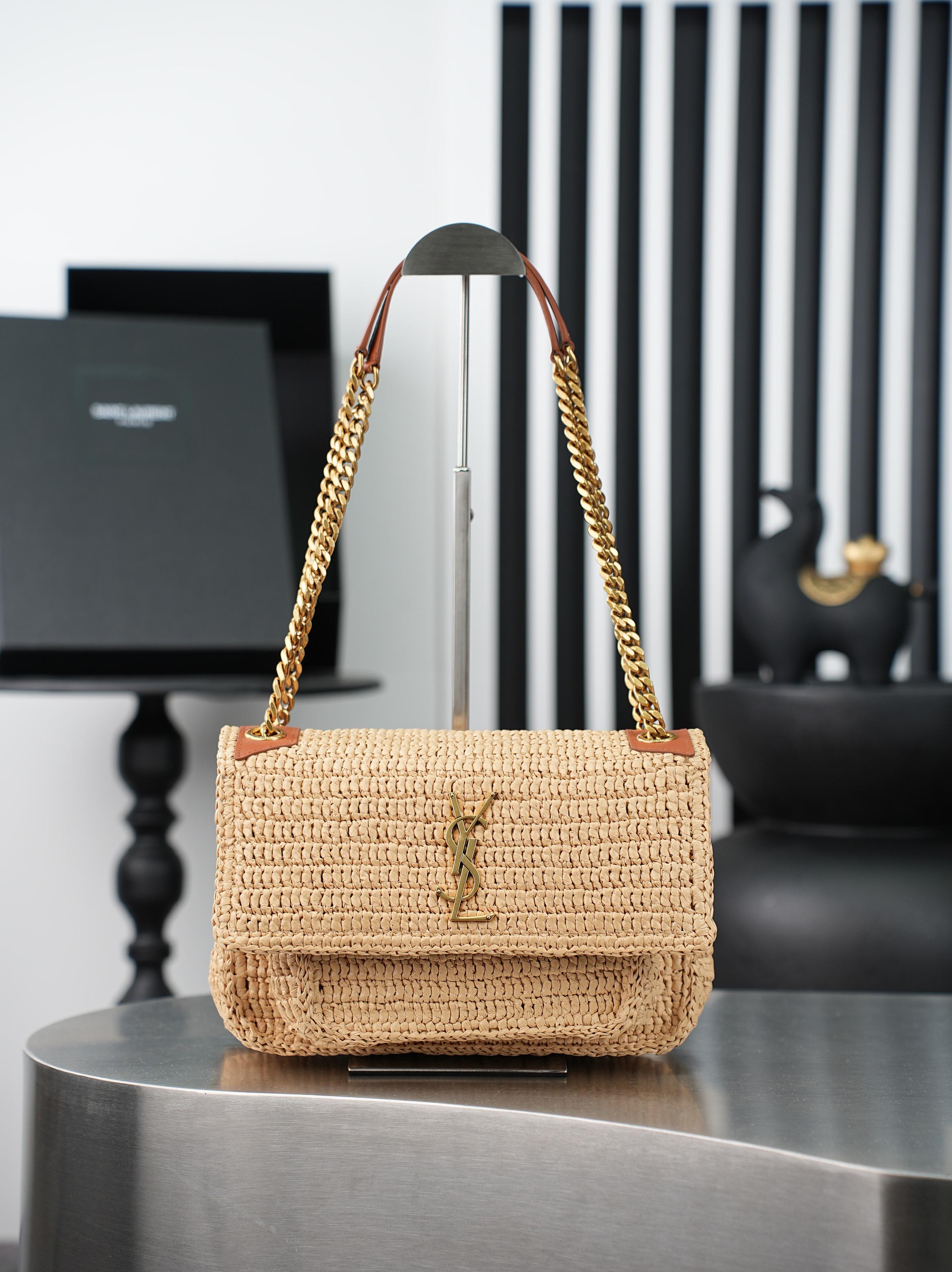 NO:812953,The straw woven bag is about to drop. The new 25ss Niki woven bag is here~ Full of artistic flavor, the raffia weaving is very solid, super textured, French lazy style, you can’t go wrong with it for daily wear, it has a compartment design inside, it is refreshing and very nice to hold things at the same time. Model 498894 woven size 28×20.5×8.5cm  Ps It is normal for the hand-woven bags to be slightly different in size. Please do not buy if you mind!  , saint laurent, saint laurent, espadrilles19860909草编包的快落 25ss新款Niki编织包来la~ 满满的艺术气息 ,拉菲草编织非常扎实,超有质感,法式慵懒风,日常搭配私服也不会出错单品,内里有隔层设计,清新感的同时装东西也非常nice 型号498894编织 尺寸28×20.5×8.5cm Ps纯手工编织出来的包袋,每个包包尺寸大小有点差异是正常的,介意勿购！,圣罗兰,saint laurent,espadrilles,Bag
