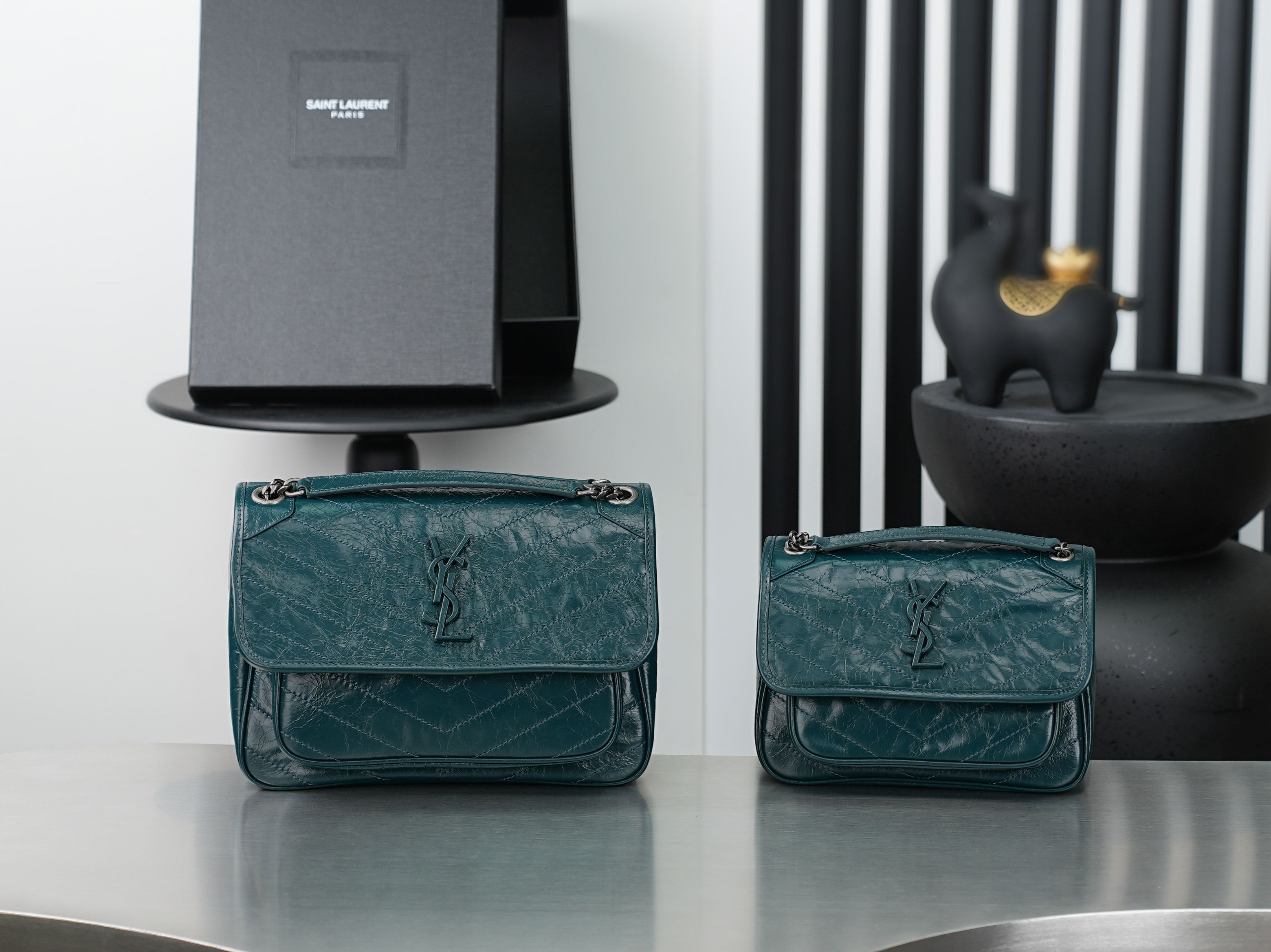 NO:812958,Original order, quantity and price, turquoise green silver chain oil wax leather · 22cm Niki counter synchronized new version!  The revised niki is more practical. On the basis of the original one, a D buckle is added on both sides. This is another process!  The new version has a stronger load-bearing capacity!  Come flirt!  More practical performance!  633160 Model 533037-1 Size 22×16.5×12cm, saint laurent, saint laurent19860909原单跑量价批 松石绿银链油蜡皮·22cm Niki专柜同步新版本！改版后的niki更更更实用了,在原来的基础上两边各加了一个D扣,这又是多了一道工序呀！新版本承重能力更强大！来撩！实用性能更强！633160 型号533037-1 尺寸22×16.5×12cm,圣罗兰,saint laurent,Bag