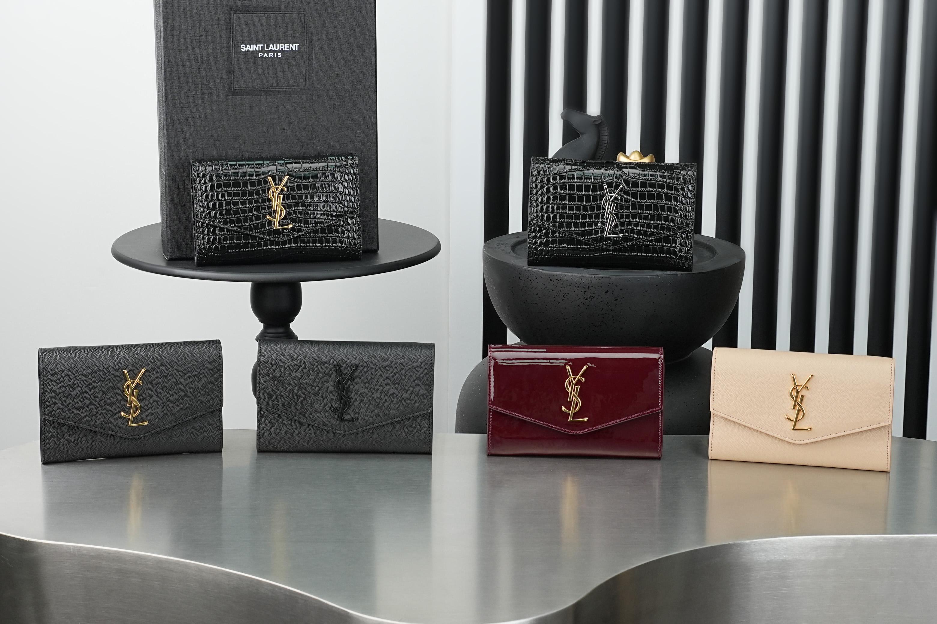 NO:812930,Black crocodile pattern with gold buckle · Uptown_mini envelope bag. The most classic iconic metal logo, paired with a detachable chain shoulder strap, can be used directly as a handbag!  This model also comes with a small card holder, which can hold 4/5 cards no problem!  Italian imported cowhide, shoulder strap 48cm!  Although it is small enough to hold 3 Plus phones, the practicality rate is 100%!  Model 607788-1 size 19x12x4cm, saint laurent, saint laurent, cowhide19860909黑色鳄鱼纹配金扣· Uptown_迷你信封包 最经典的标志性金属Logo,搭配可拆卸链条肩背带,直接当手包！此款还配有一个小卡包,可以放4/5张卡片没问题！意大利进口牛皮,肩带48cm！虽然小确能装3部Plus手机,实用率百分百！ 型号607788-1 尺寸19x12x4cm,圣罗兰,saint laurent,cowhide,Bag