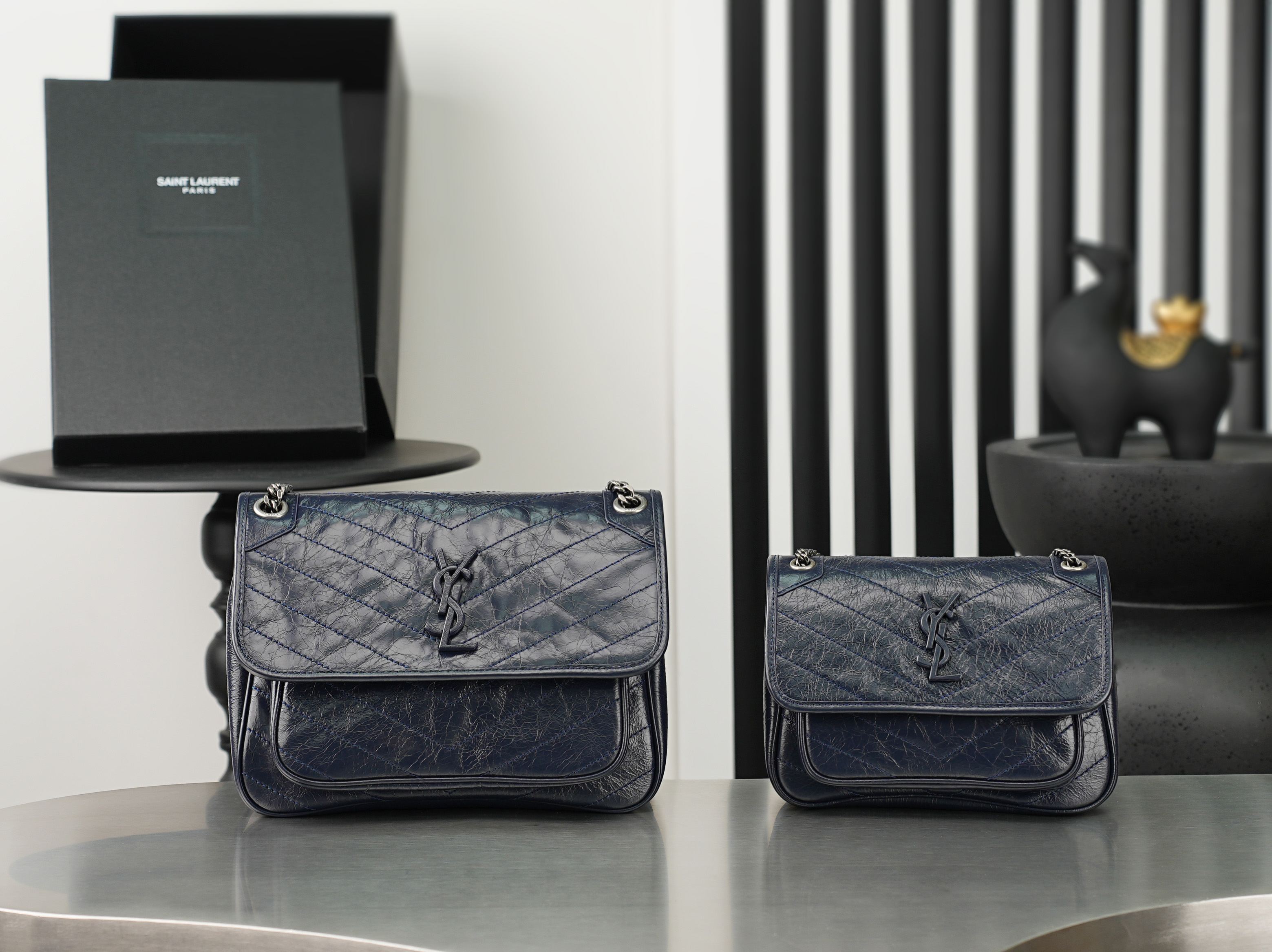 NO:895404,Original order, quantity and price batch Royal blue silver buckle oil wax leather · 28cm Niki's design is inspired by the Y family's classic smoking attire. The overall style is cool and casual. The body of the bag is made of oil wax calfskin, with a natural wrinkled texture that brings a retro feel, and is wear-resistant and durable!  The iconic metal logo, with a vintage and distressed texture, is low-key and high-end, as if silently telling the brand's fashion attitude!  633158 Size 28×20×8cm Model 498894-1, saint laurent, saint laurent, cowhide19860909原单跑量价批 宝蓝色银扣油蜡皮· 28cm Niki的设计灵感源自Y家经典的吸烟装 整体风格酷飒又随性.包身采用油蜡小牛皮,天然的抓皱纹理自带复古感,耐磨耐造！标志性的金属logo,复古做旧质感,低调又高级,仿佛在无声诉说着品牌的时尚态度！633158 尺寸28×20×8cm 型号498894-1,圣罗兰,saint laurent,cowhide,Bag