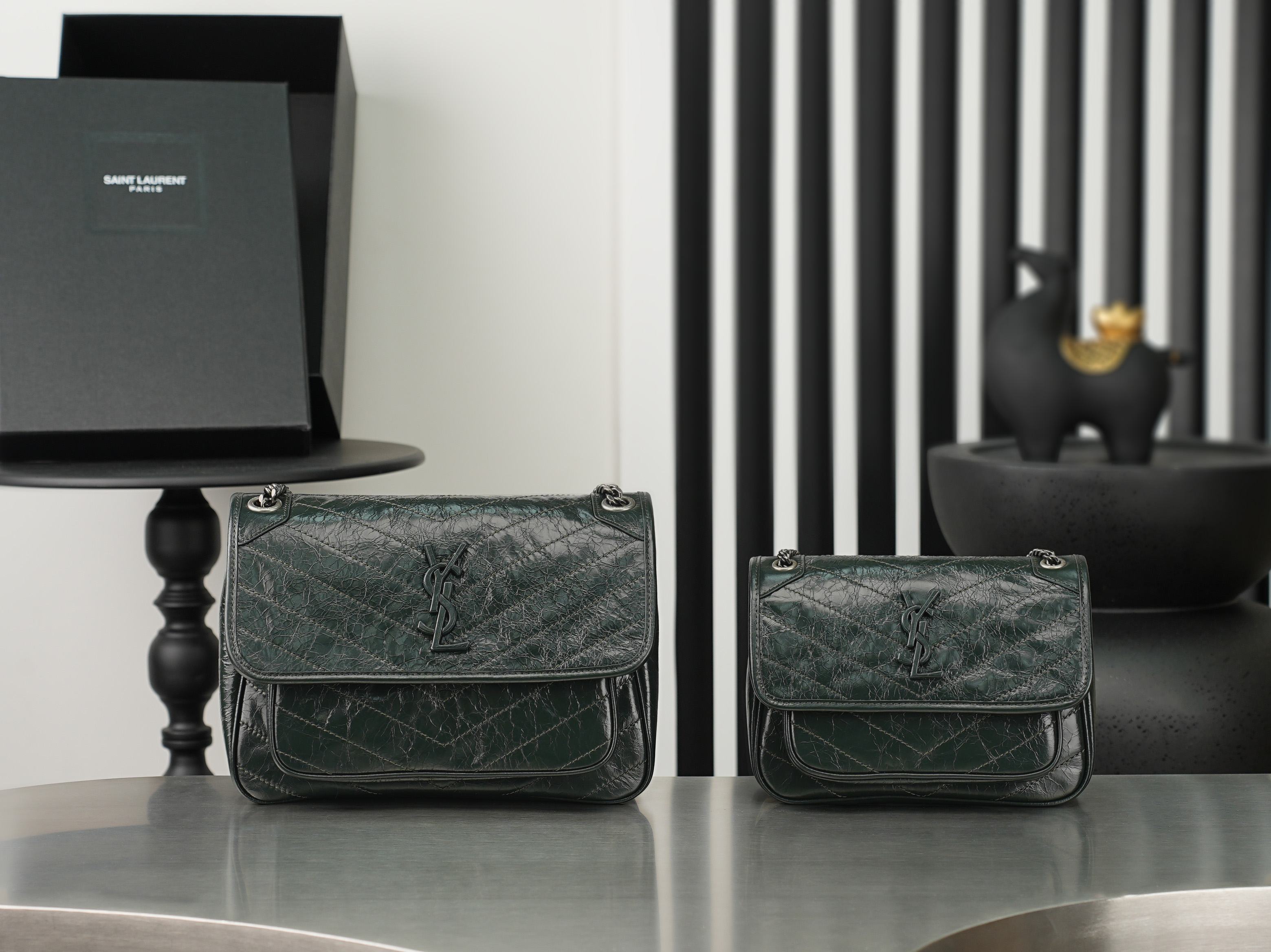 NO:895408,Original order, quantity and price, dark green silver chain, oil wax leather · 22cm, new version synchronized with Niki counters!  The revised niki is more practical. On the basis of the original one, a D buckle is added on both sides. This is another process!  The new version has a stronger load-bearing capacity!  Come flirt!  More practical performance!  633160 Model 533037-1 Size 22×16.5×12cm, saint laurent, saint laurent19860909原单跑量价批 墨绿色银链油蜡皮·22cm Niki专柜同步新版本！改版后的niki更更更实用了,在原来的基础上两边各加了一个D扣,这又是多了一道工序呀！新版本承重能力更强大！来撩！实用性能更强！633160 型号533037-1 尺寸22×16.5×12cm,圣罗兰,saint laurent,Bag