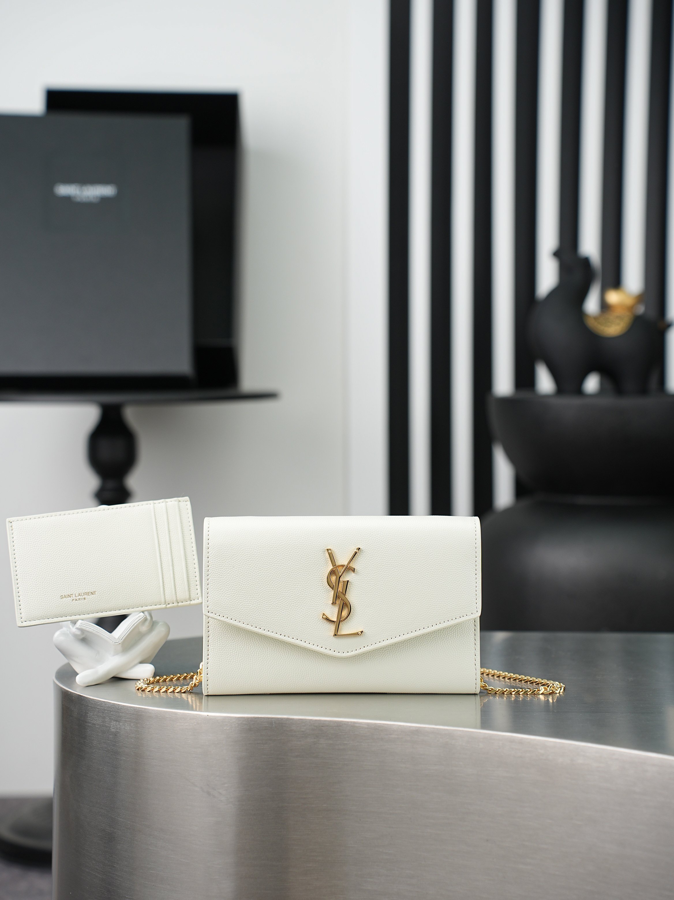 NO:895134,White caviar with gold buckle·Uptown_mini envelope bag. The most classic iconic metal logo, with a detachable chain shoulder strap, can be used directly as a handbag!  This model also comes with a small card holder, which can hold 4/5 cards no problem!  Italian imported cowhide, shoulder strap 48cm!  Although it is small enough to hold 3 Plus phones, the practicality rate is 100%!  Model 607788-1 size 19x12x4cm, saint laurent, saint laurent, cowhide19860909白色鱼子酱配金扣· Uptown_迷你信封包 最经典的标志性金属Logo,搭配可拆卸链条肩背带,直接当手包！此款还配有一个小卡包,可以放4/5张卡片没问题！意大利进口牛皮,肩带48cm！虽然小确能装3部Plus手机,实用率百分百！ 型号607788-1 尺寸19x12x4cm,圣罗兰,saint laurent,cowhide,Bag
