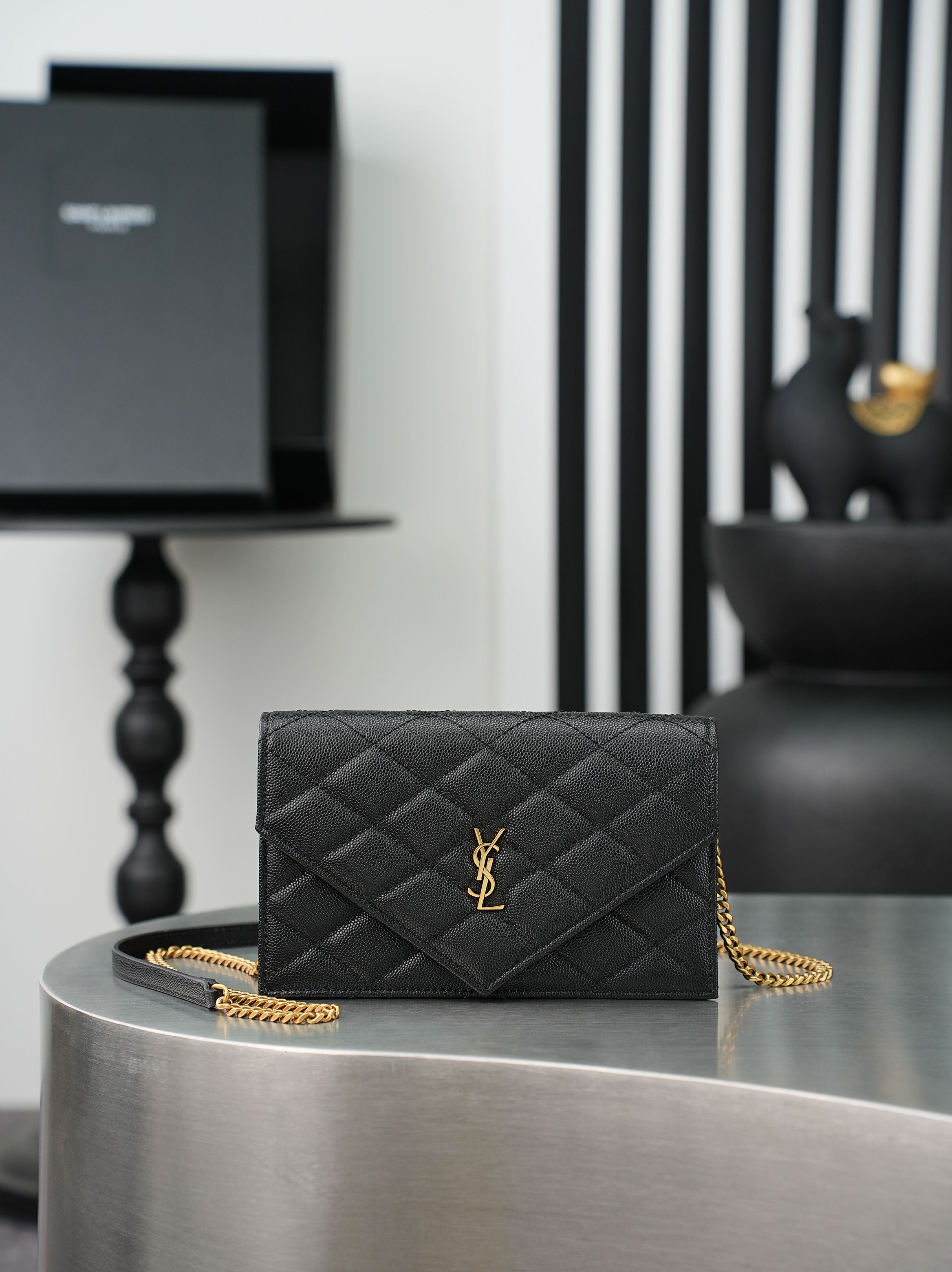 NO:895011,YSL Becky diamond pattern chain bag, ball pattern lambskin + metal chain, simple, elegant and super texture. Diamond pattern quilting technology, matched with YSL metal logo, low-key and exquisite. The chain can be worn on one shoulder or crossbody, with moderate capacity, perfect for commuting and going out on the street!  Lambskin is soft, durable and versatile, and can be easily controlled in all seasons. It has a French-style relaxed feel. Size 20×13×5cm. Model 871149F54, saint laurent, saint laurent, saint laurent, sheepskin.19860909YSL Becky菱格纹链条包,球纹小羊皮+金属链条,简约优雅又超有质感.菱格纹绗缝工艺,搭配YSL金属徽标,低调精致.链条可单肩/斜挎,容量适中,通勤出街都很OK！小羊皮柔软耐用百搭,四季都能轻松驾驭,法式松弛感拿捏住啦批 尺寸20×13×5cm 型号871149F54,圣罗兰,saint laurent,saint laurent,sheepskin,Bag