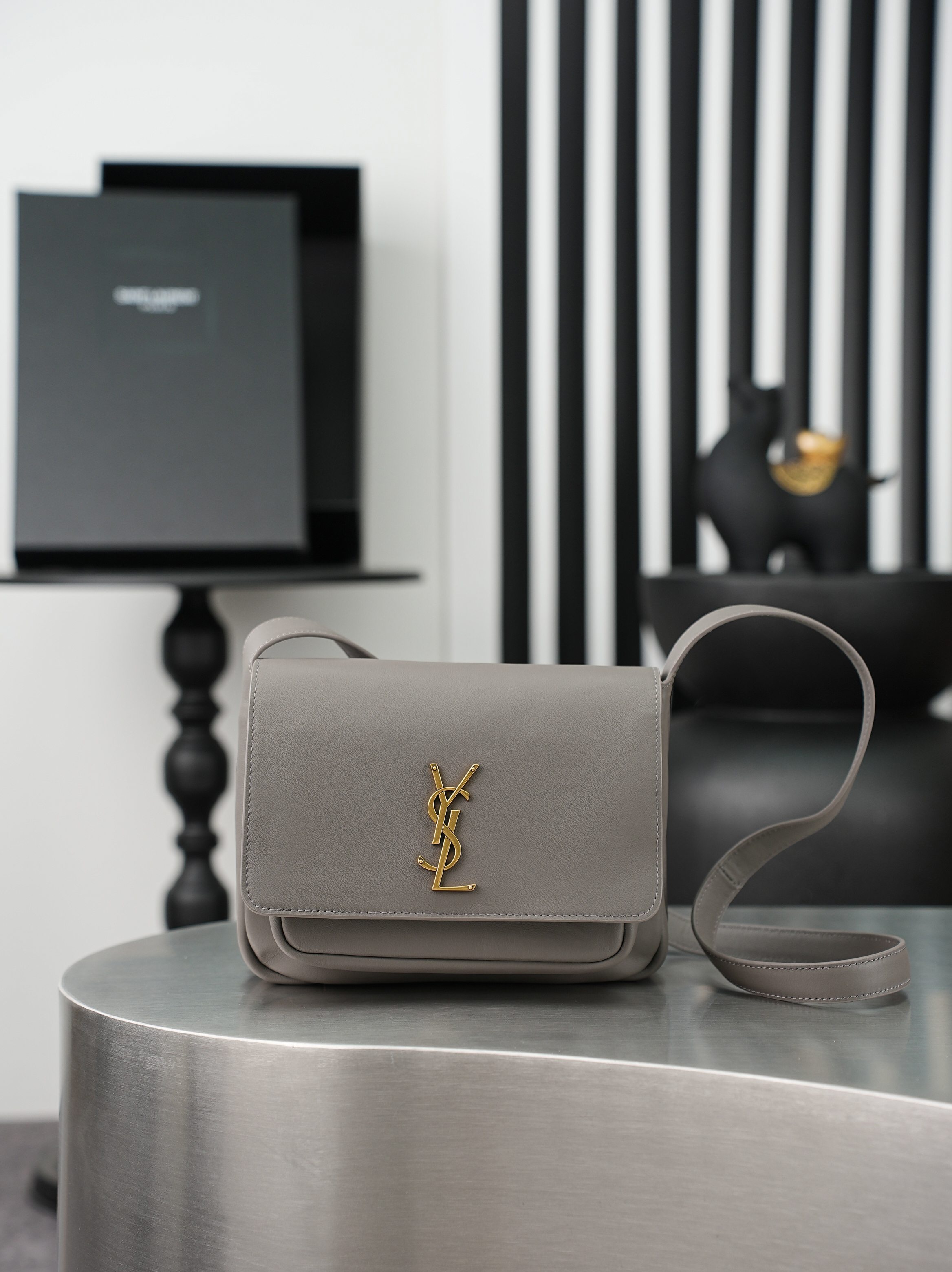 NO:894954,Light gray/gold The new Saint Laurent classic Niki handbag launches a new and unique Besace saddle bag shape. It is made of caramel brown vegetable tanned cowhide to make the bag body, decorated with soft heart flap closure, and highlights the YSL gold logo buckle. The bag is equipped with 2 compartments and an adjustable shoulder strap. It is suitable for Bohemian style outfits or Maillard style for autumn and winter, showing a retro and fashionable temperament.  Model 718556 [original leather] batch size 22x16x8cm, saint laurent, saint laurent, saint laurent, saint laurent, cowhide19860909浅灰色/金 新款Saint Laurent 经典Niki 手袋推出全新独特Besace 马鞍包型,采用焦糖棕色植鞣牛皮打造包身,饰以柔软心翻盖开合,烘托 YSL 金色徽标包扣.包包配置2个隔层空间和一条可调节肩带,适合搭配波西米亚风格装束,或是契合秋冬的美拉德风穿搭,流露出复古又时髦的气质 型号718556【原厂皮】批 尺寸22x16x8cm,圣罗兰,saint laurent,saint laurent,saint laurent,cowhide,Bag