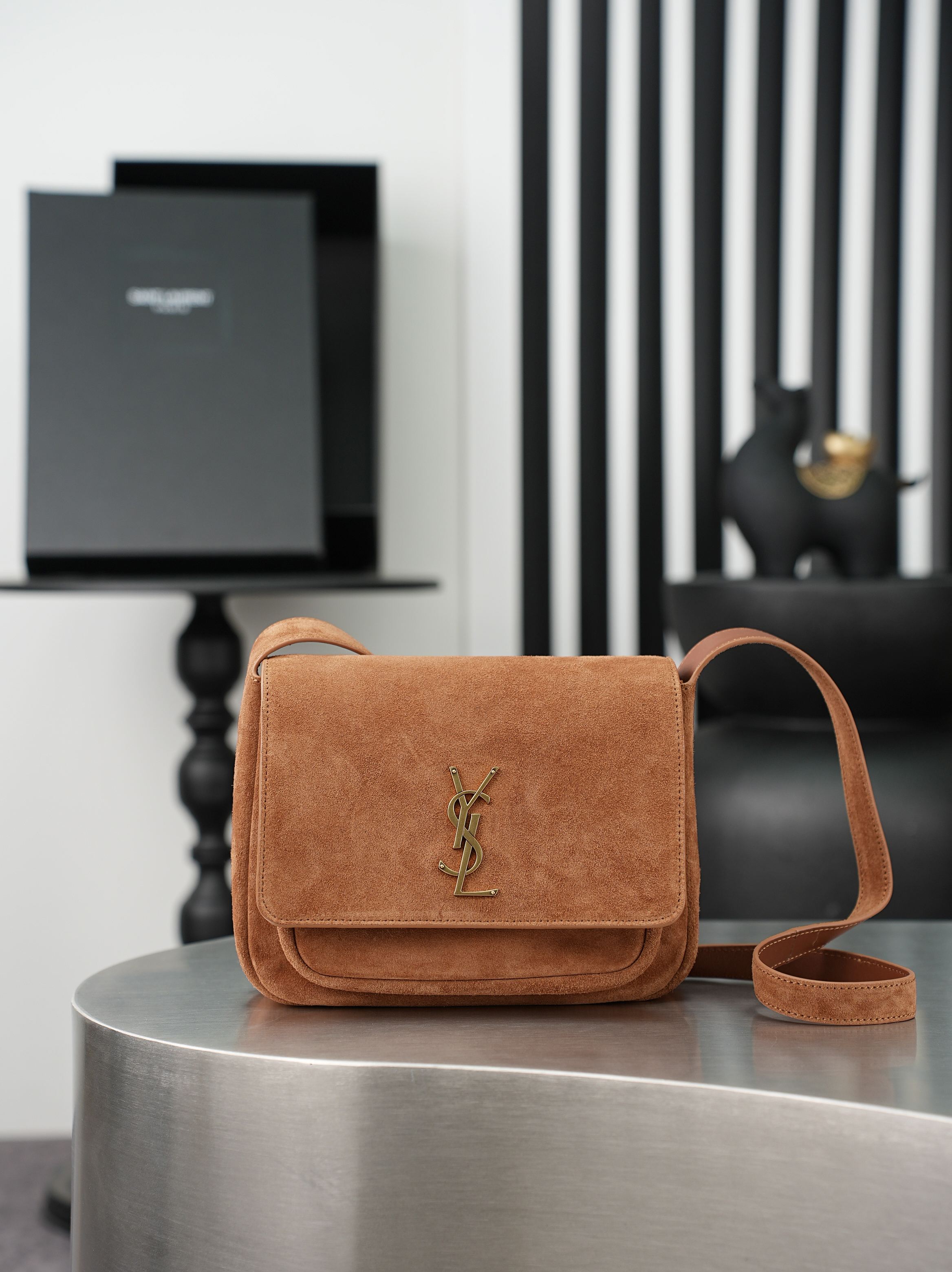 NO:894960,Brown matte/gold The new Saint Laurent classic Niki handbag launches a new and unique Besace saddle bag shape. It is made of caramel brown vegetable tanned cowhide to create the bag body, decorated with soft heart flap closure, and highlights the YSL gold logo buckle. The bag is equipped with 2 compartments and an adjustable shoulder strap, suitable for Bohemian style outfits, or Maillard style for autumn and winter, showing a retro and fashionable temperament  Model 718556 [original leather] batch size 22x16x8cm, saint laurent, saint laurent, saint laurent, saint laurent, cowhide19860909棕色磨砂/金 新款Saint Laurent 经典Niki 手袋推出全新独特Besace 马鞍包型,采用焦糖棕色植鞣牛皮打造包身,饰以柔软心翻盖开合,烘托 YSL 金色徽标包扣.包包配置2个隔层空间和一条可调节肩带,适合搭配波西米亚风格装束,或是契合秋冬的美拉德风穿搭,流露出复古又时髦的气质 型号718556【原厂皮】批 尺寸22x16x8cm,圣罗兰,saint laurent,saint laurent,saint laurent,cowhide,Bag